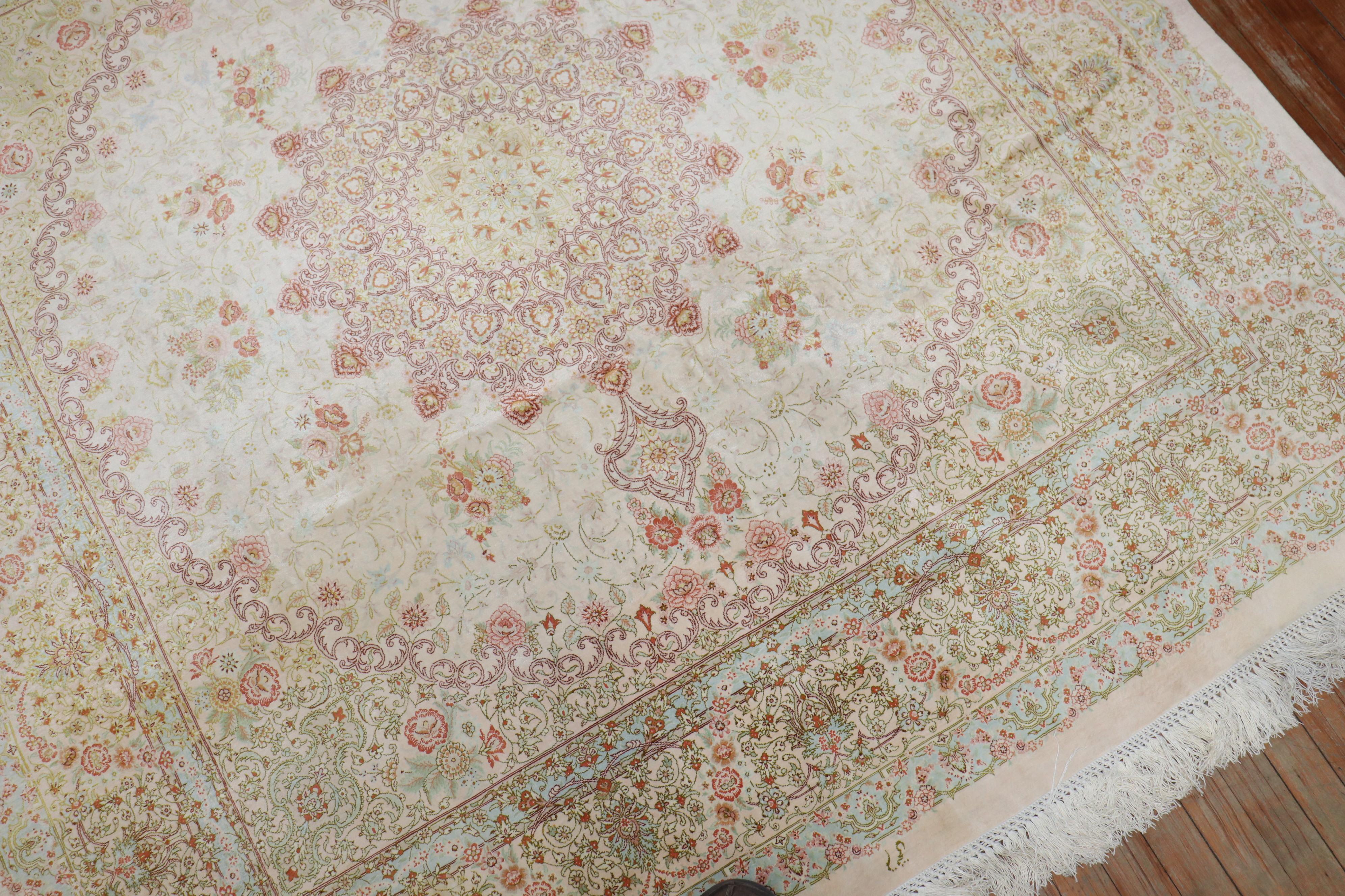 Rare tapis carré en soie persane Qum de taille standard en vente 2