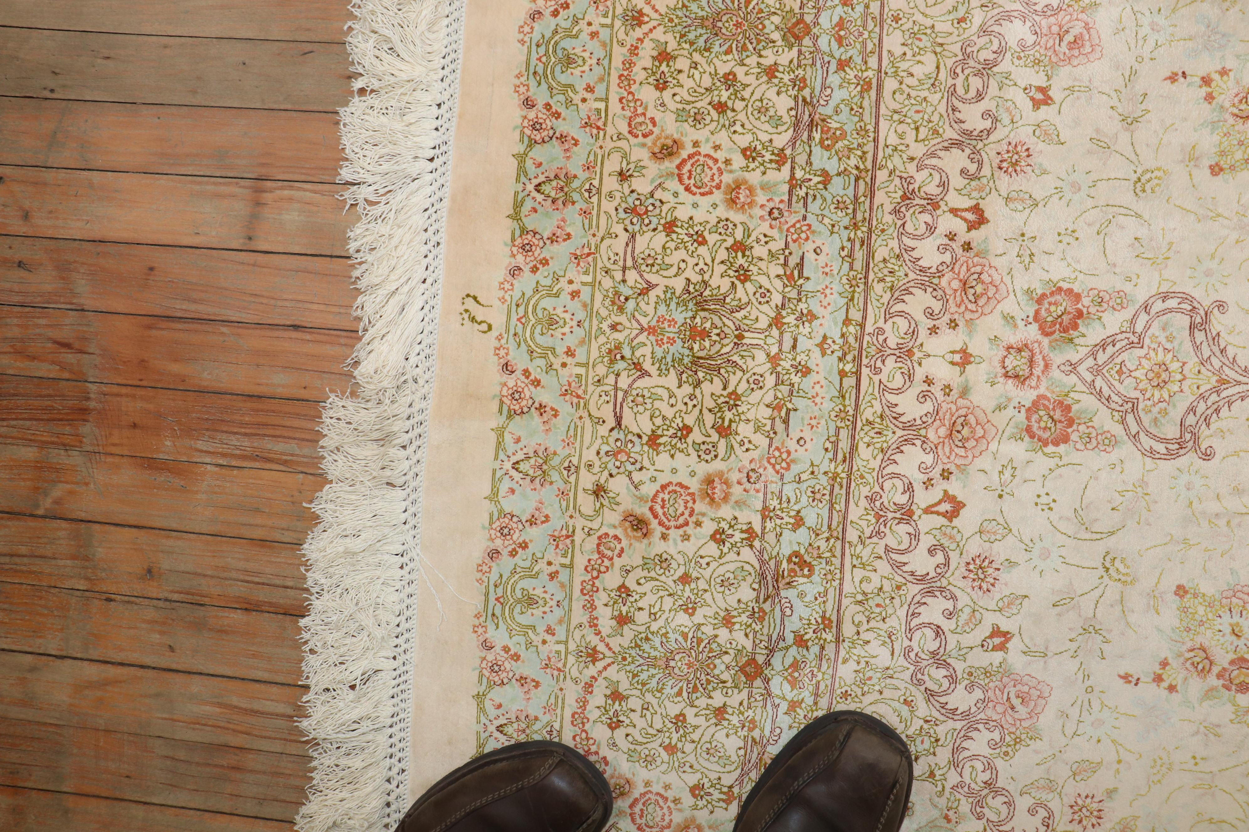 Rare tapis carré en soie persane Qum de taille standard en vente 4