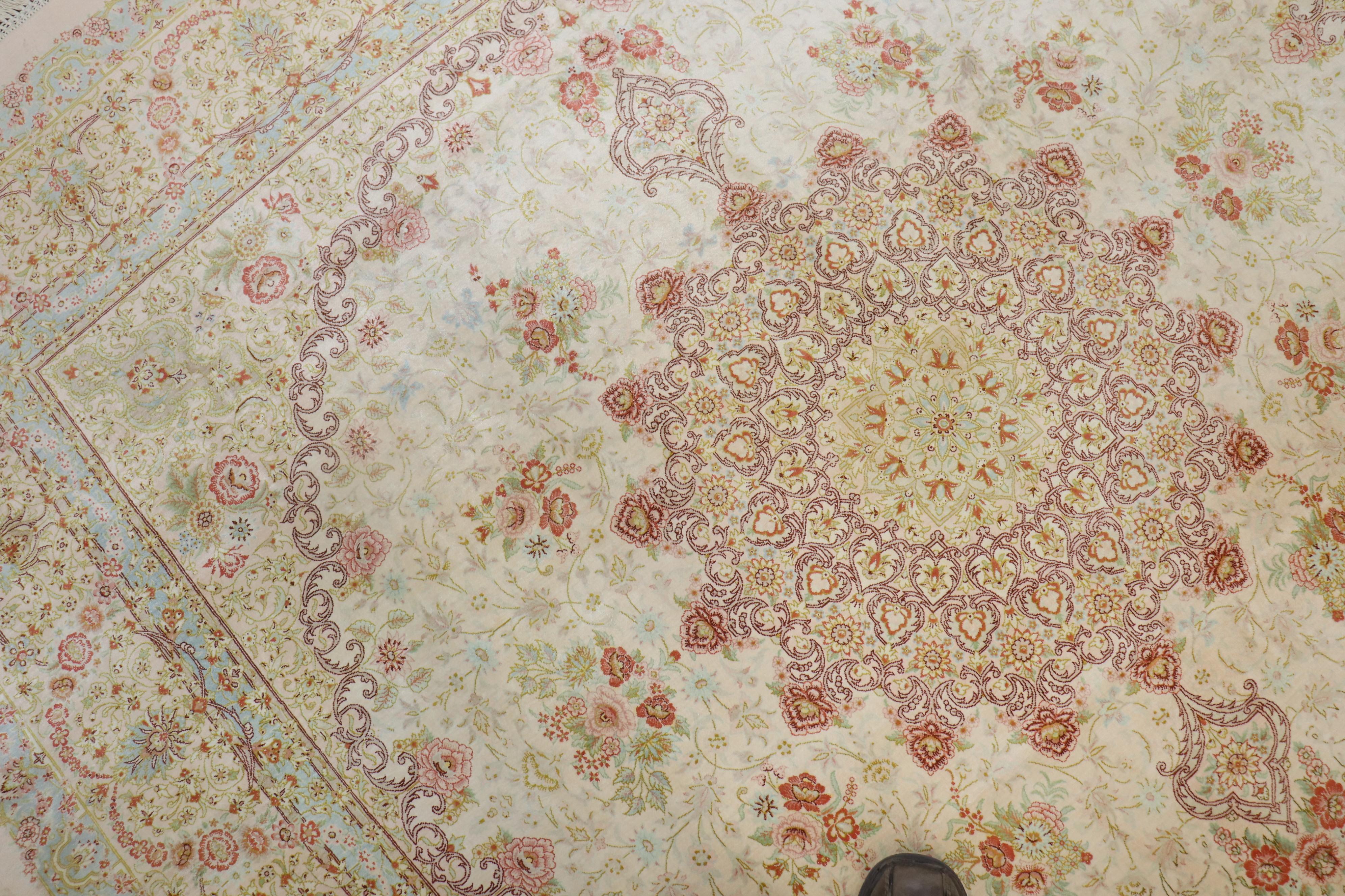 Rare tapis carré en soie persane Qum de taille standard en vente 7