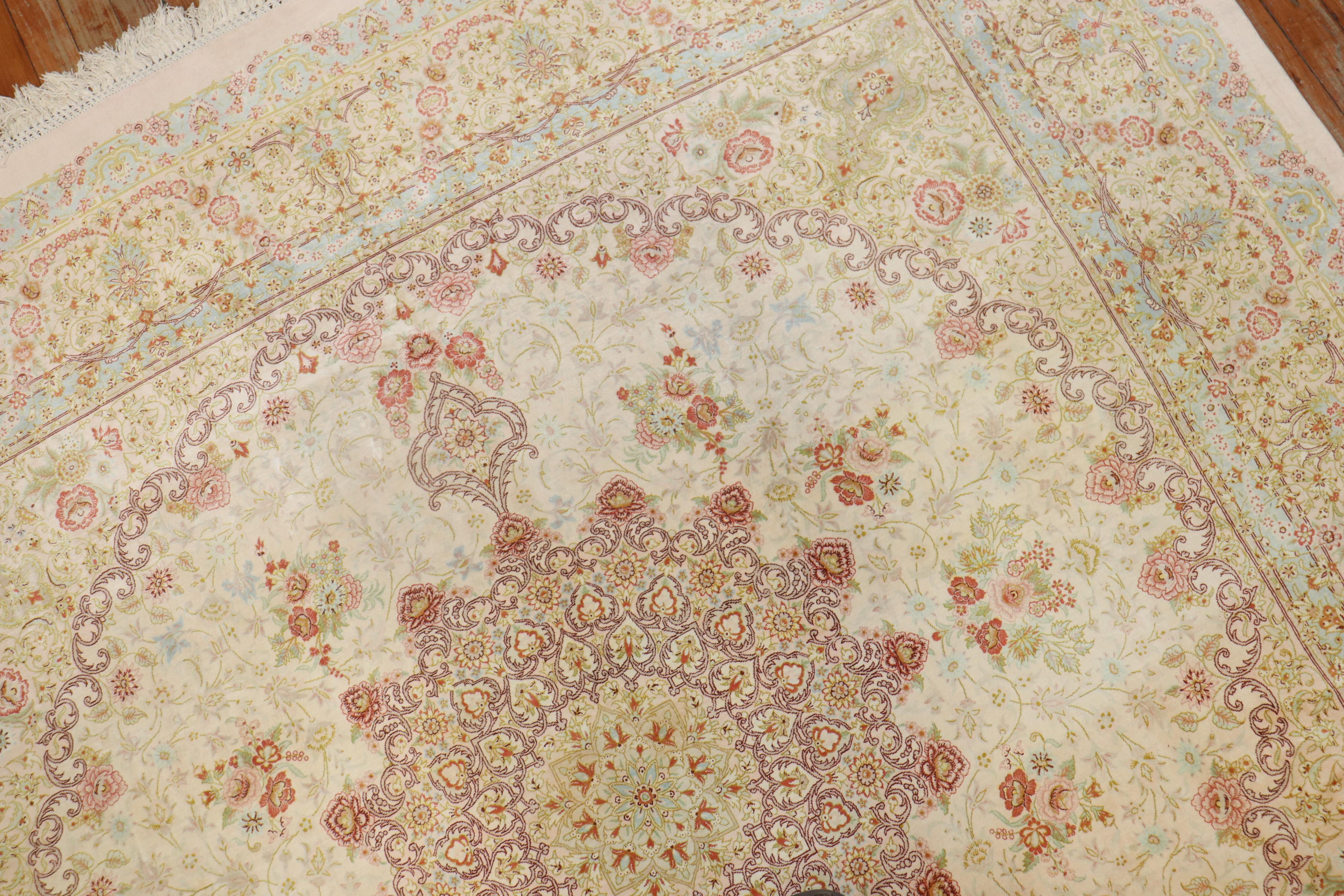 Turc Rare tapis carré en soie persane Qum de taille standard en vente