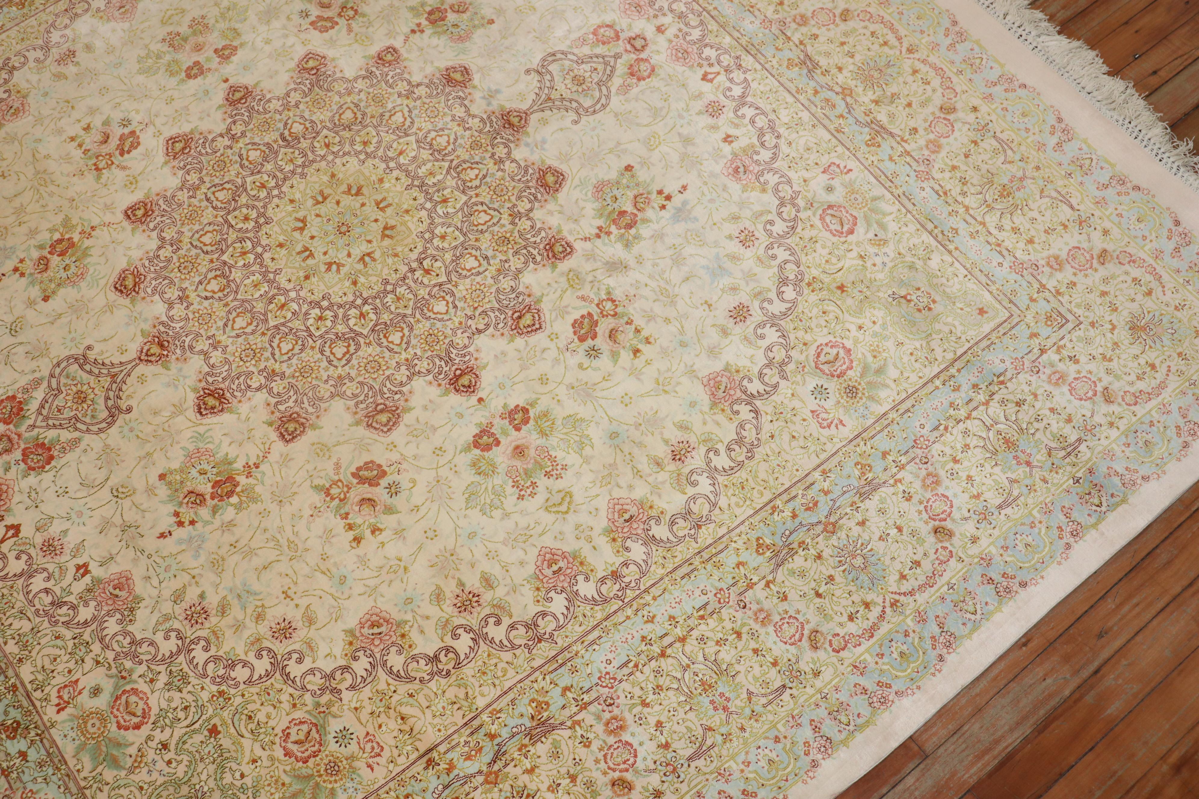 Tissé à la main Rare tapis carré en soie persane Qum de taille standard en vente