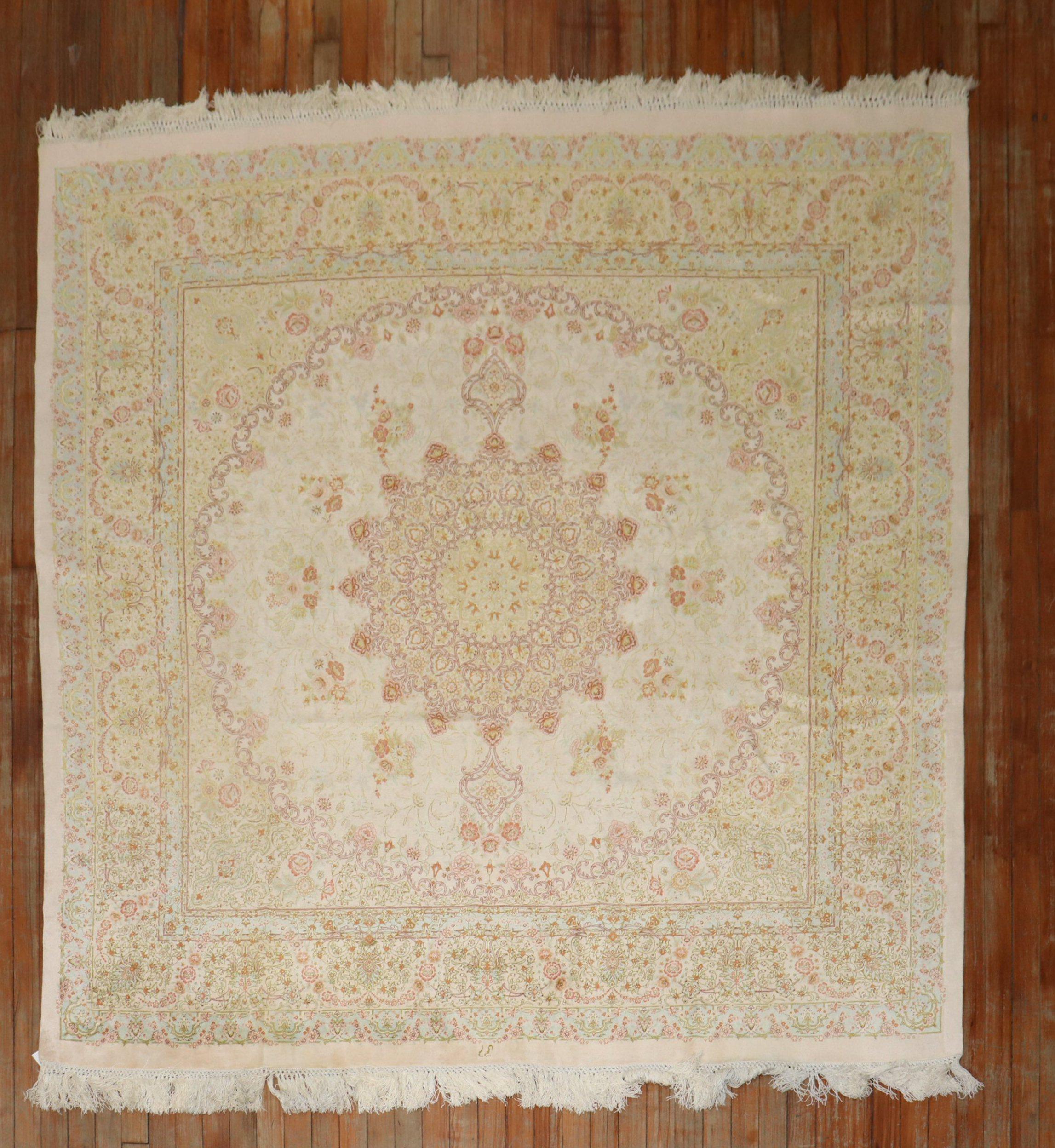 Rare tapis carré en soie persane Qum de taille standard Bon état - En vente à New York, NY