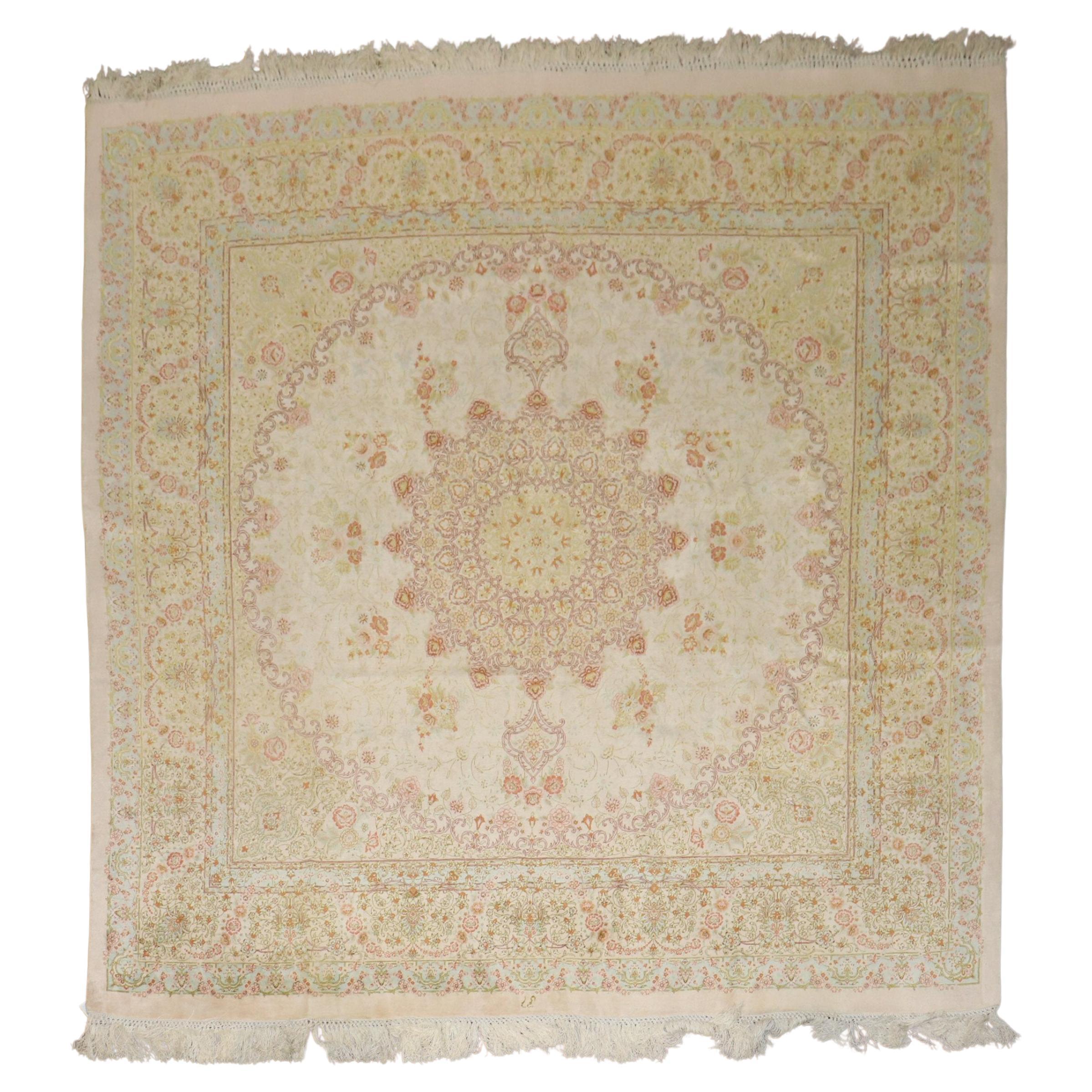 Rare tapis carré en soie persane Qum de taille standard en vente