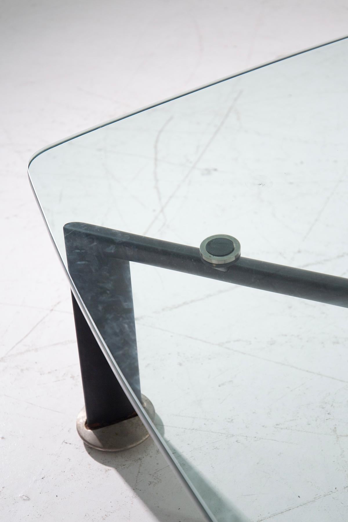 Entdecken Sie die nahtlose Verbindung von Funktionalität und avantgardistischem Design in diesem für Tecno entworfenen Couchtisch von Osvaldo Borsani. Als Zeugnis des italienischen Einfallsreichtums aus der Mitte des 20. Jahrhunderts zelebriert