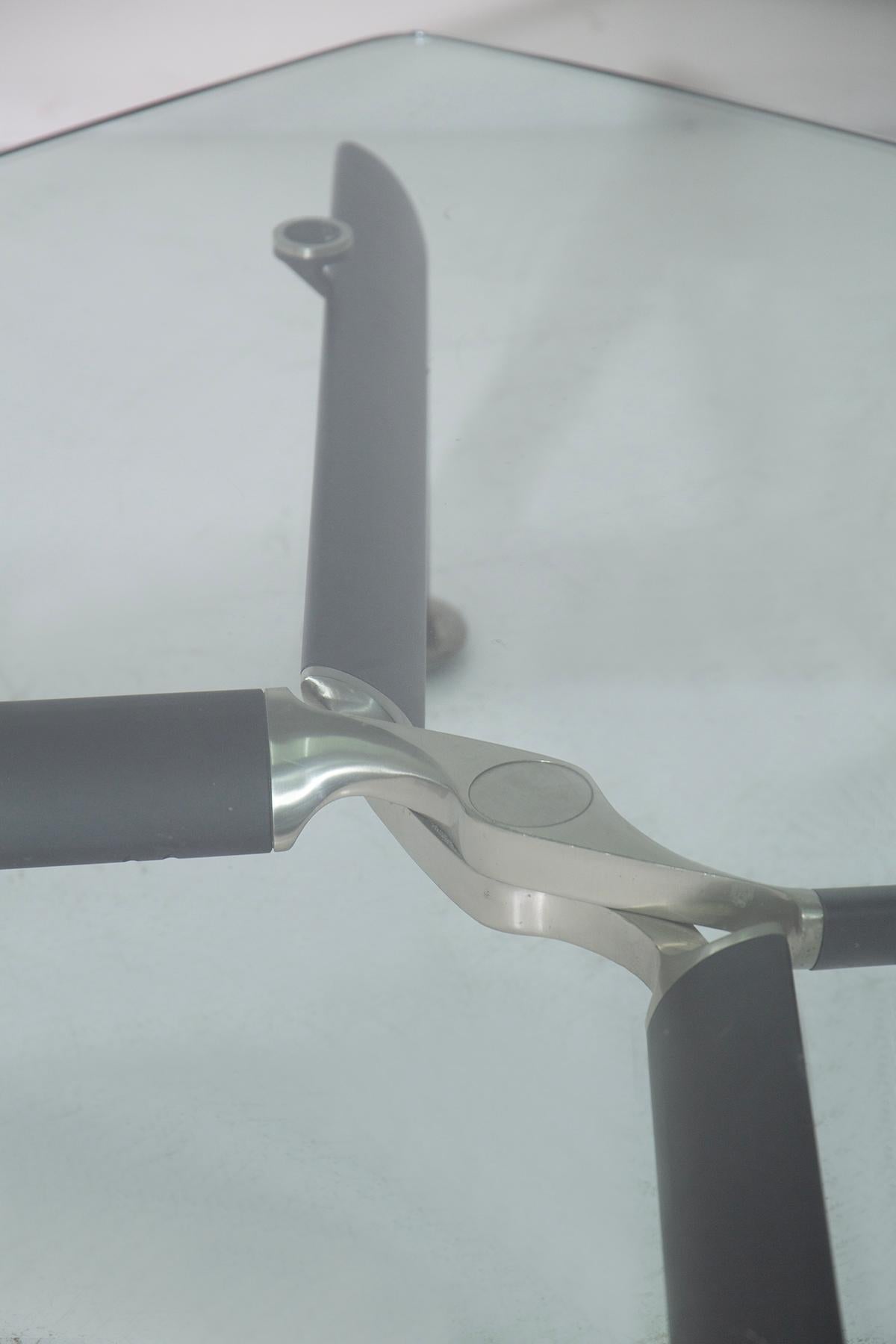 Seltener quadratischer Tisch aus Stahl und Glas von Osvaldo Borsani für Tecno (Italian) im Angebot