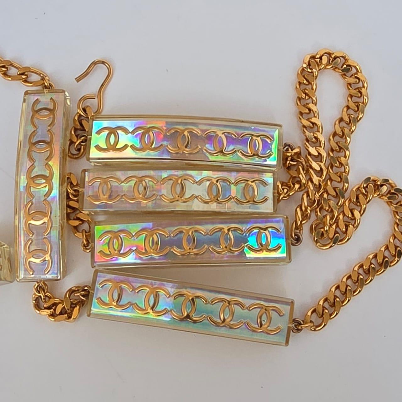 Rara cintura Chanel SS 1997 con catena olografica in acrilico In condizioni buone in vendita a Jakarta, Daerah Khusus Ibukota Jakarta