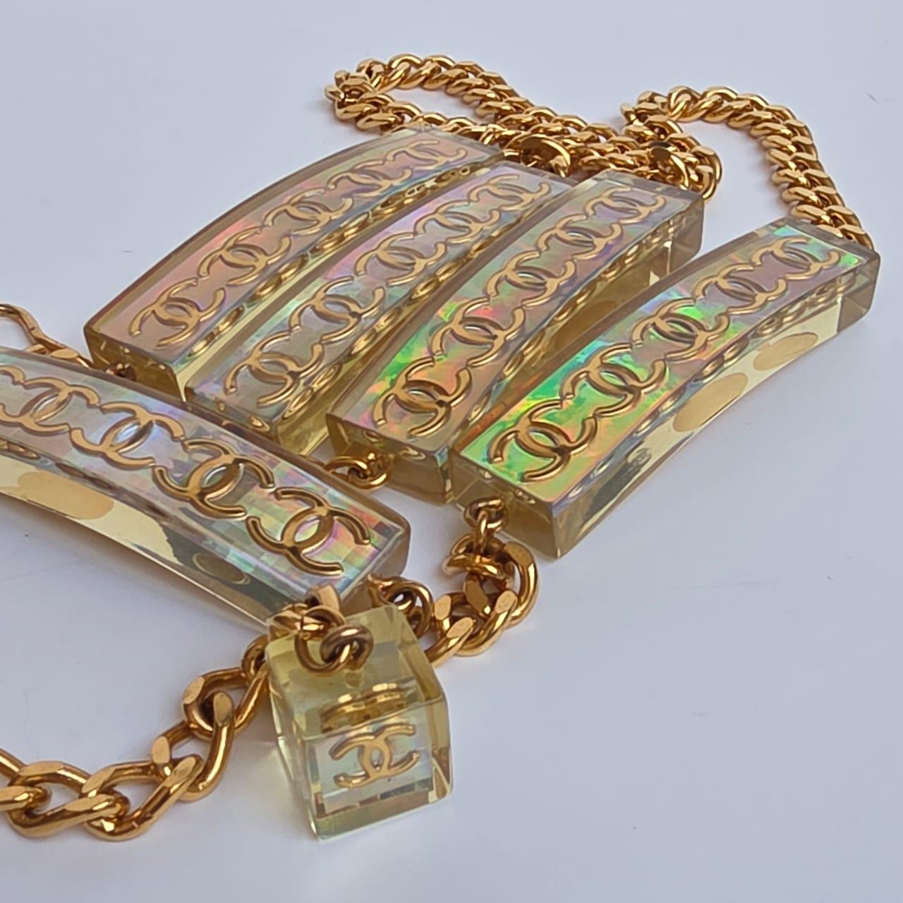 Donna Rara cintura Chanel SS 1997 con catena olografica in acrilico in vendita