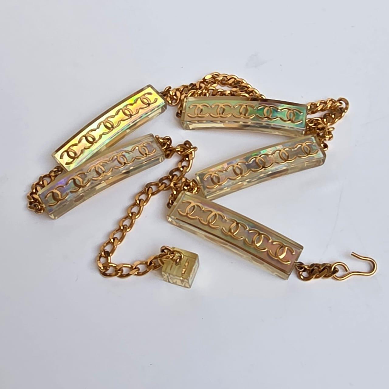 Rara cintura Chanel SS 1997 con catena olografica in acrilico in vendita 1