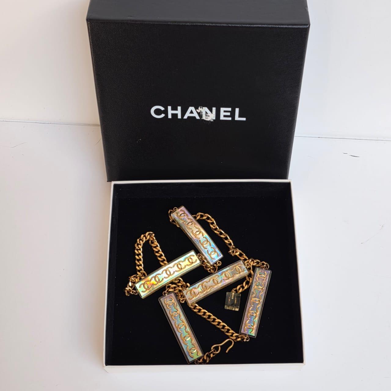 Rara cintura Chanel SS 1997 con catena olografica in acrilico in vendita 2