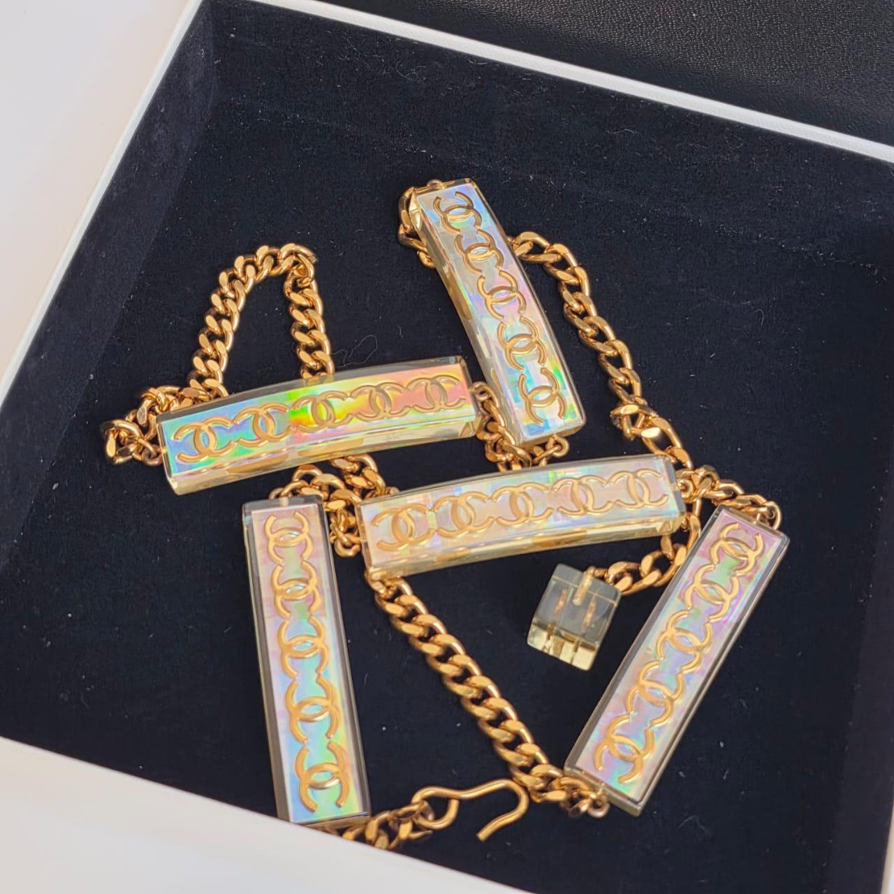 Rara cintura Chanel SS 1997 con catena olografica in acrilico in vendita 3