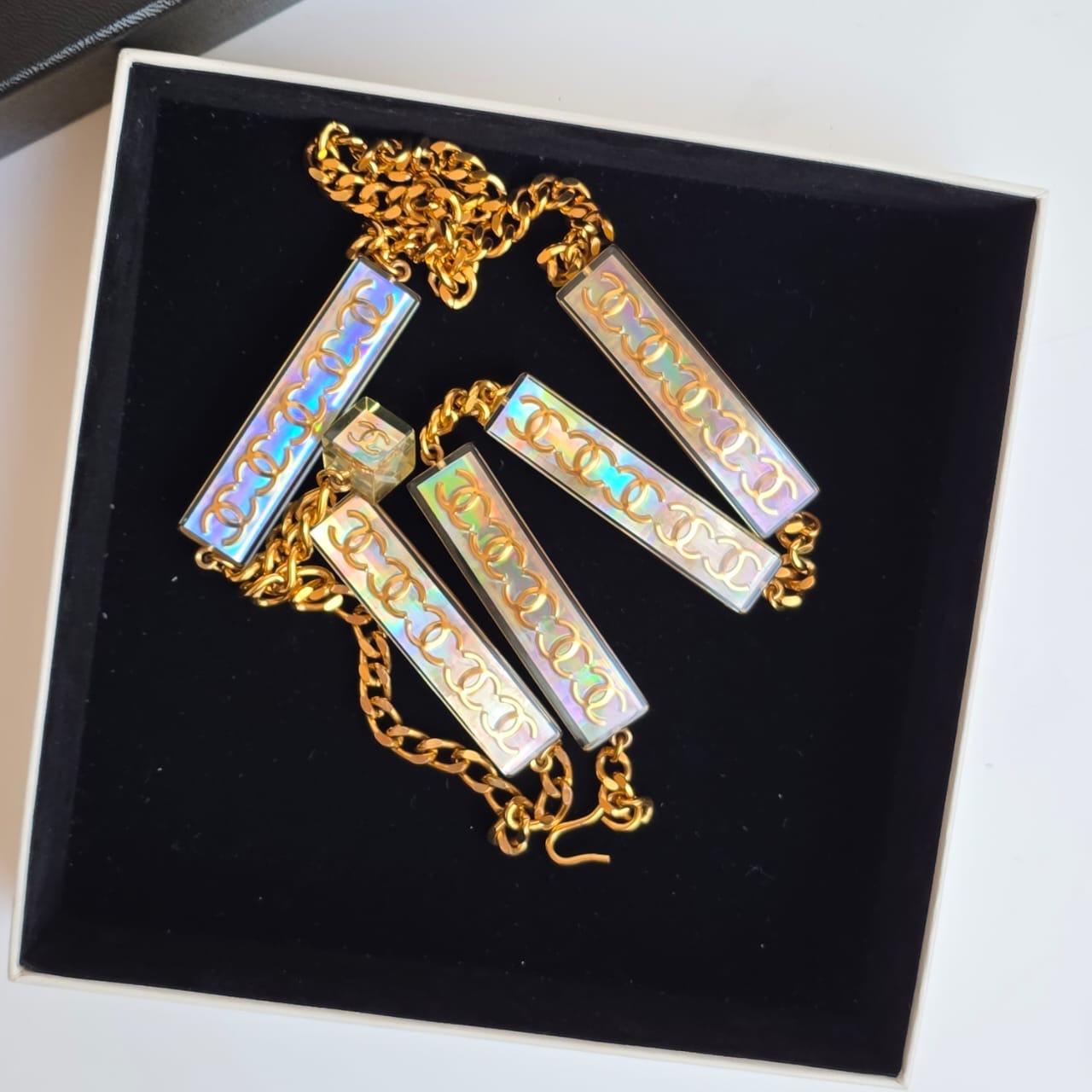 Rara cintura Chanel SS 1997 con catena olografica in acrilico in vendita 4