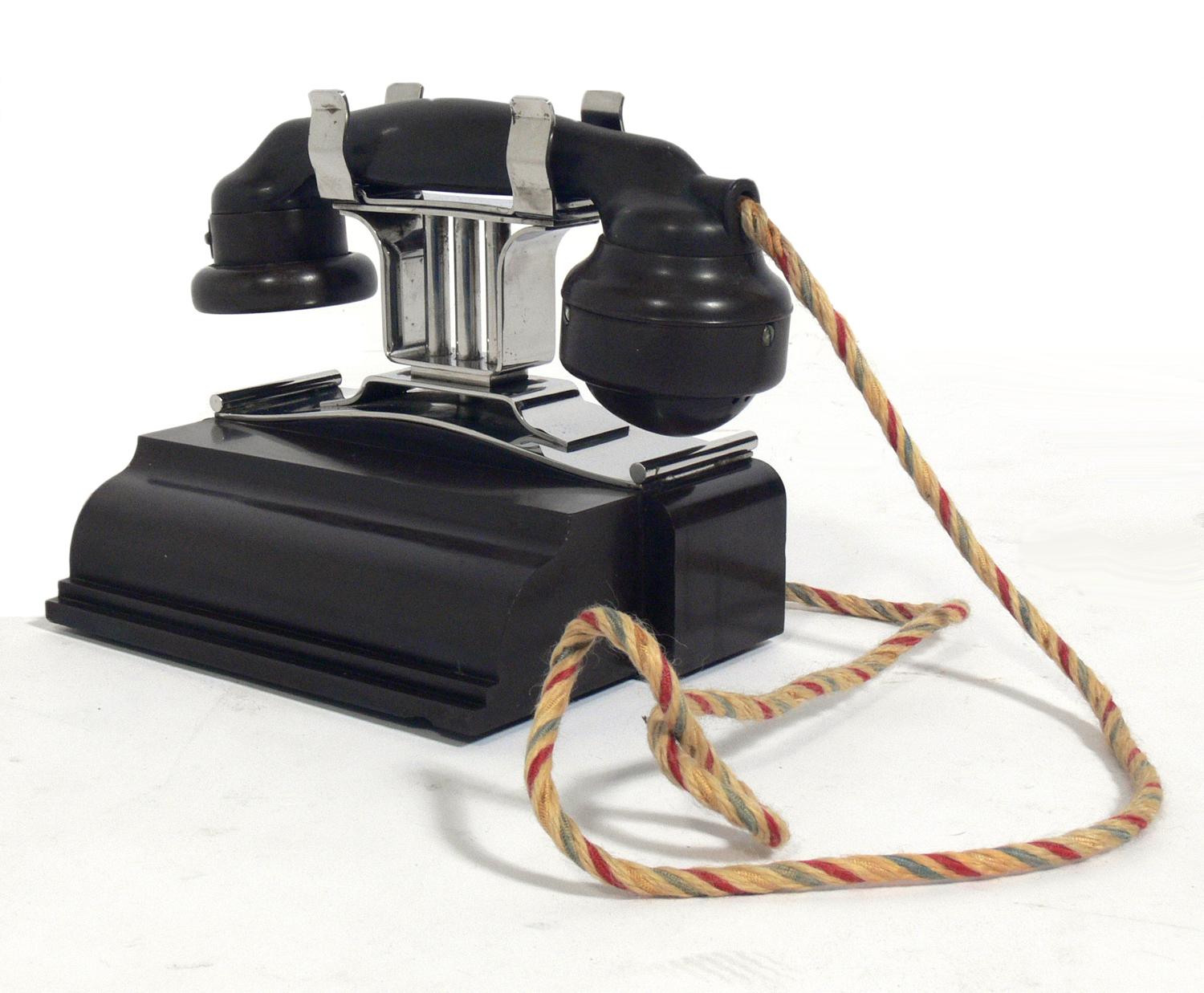 Rare téléphone en bakélite:: provenant de l'une des 424 suites de première classe du S.S. Normandie:: France:: vers 1935. Le S.S. Normandie est considéré par beaucoup comme le plus glamour des paquebots de luxe de l'ère Art déco. En 20 ans de