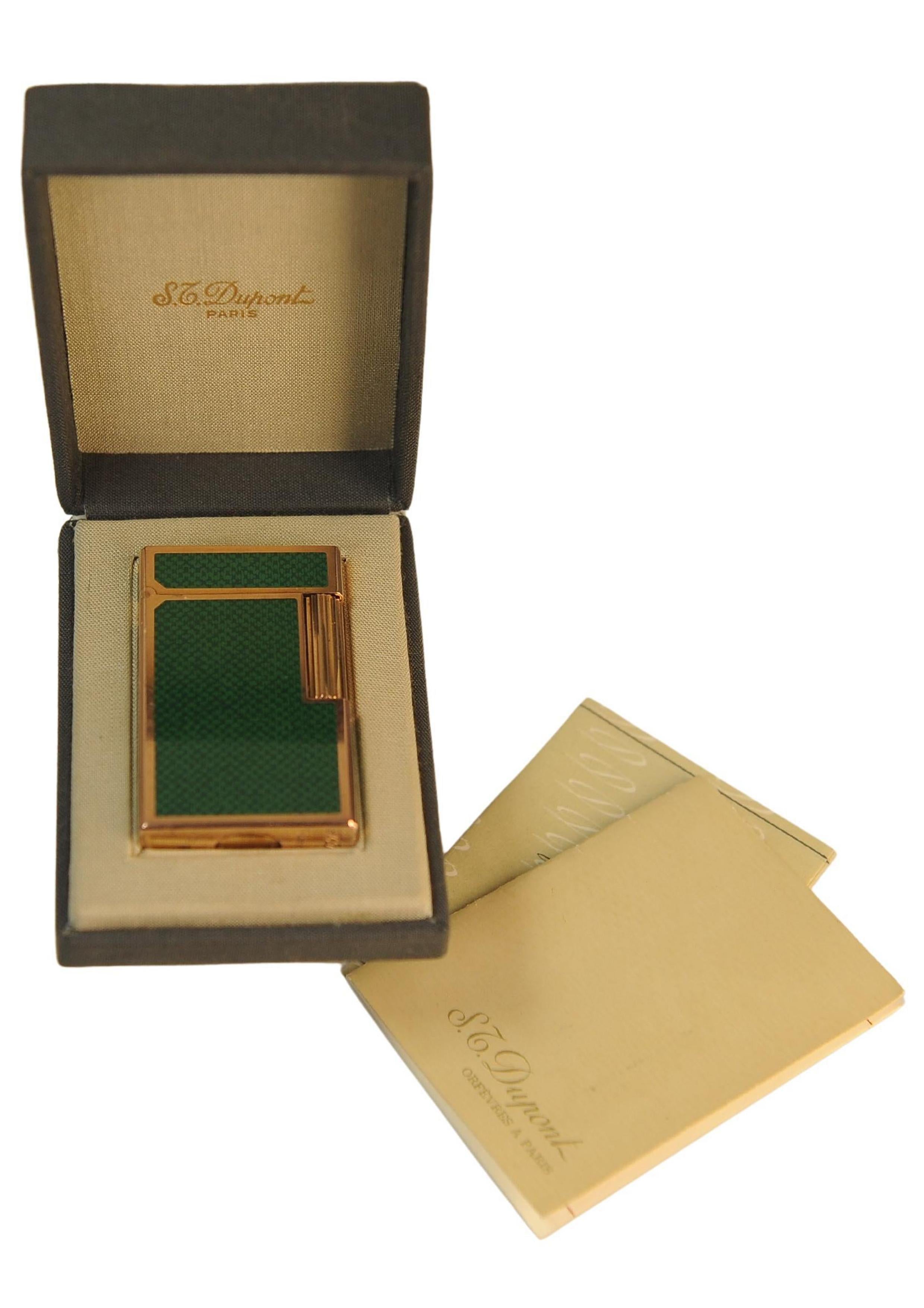A Fully Working Rare Green & Gold Plated S. T. Dupont Line 1 Large Lighter With Laque de Chine Casing.

Made in Paris, France. 

One of the first regulated flame lighters. 

The type of the lighter is BR* (Briquet Reglable/Adjustable Lighter)

The