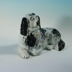 Raro Spaniel yacente de cerámica de Staffordshire