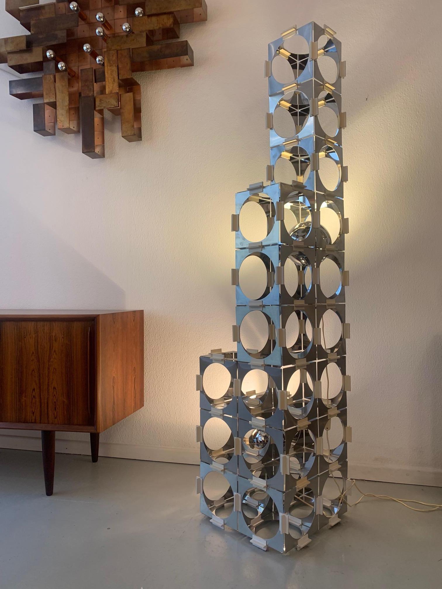 Rare lampadaire modulaire « gratte-ciel » en acier inoxydable de Reggiani, Italie, vers 1970 en vente 4