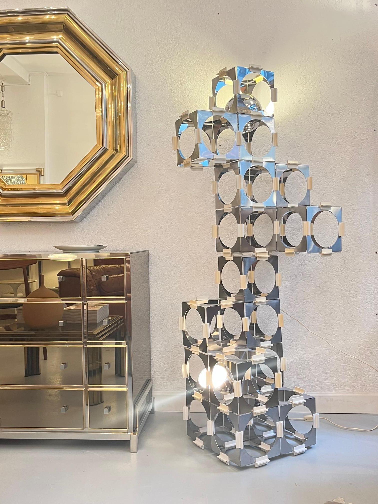 Seltene modulare Wolkenkratzer-Stehlampe aus Edelstahl und Kunststoff, hergestellt von Reggiani, entworfen von Luigi Argenta, Italien ca. 1970er Jahre
104 dünne Edelstahlplatten, eine Seite gebürstet, die andere poliert, die mit kleinen weißen