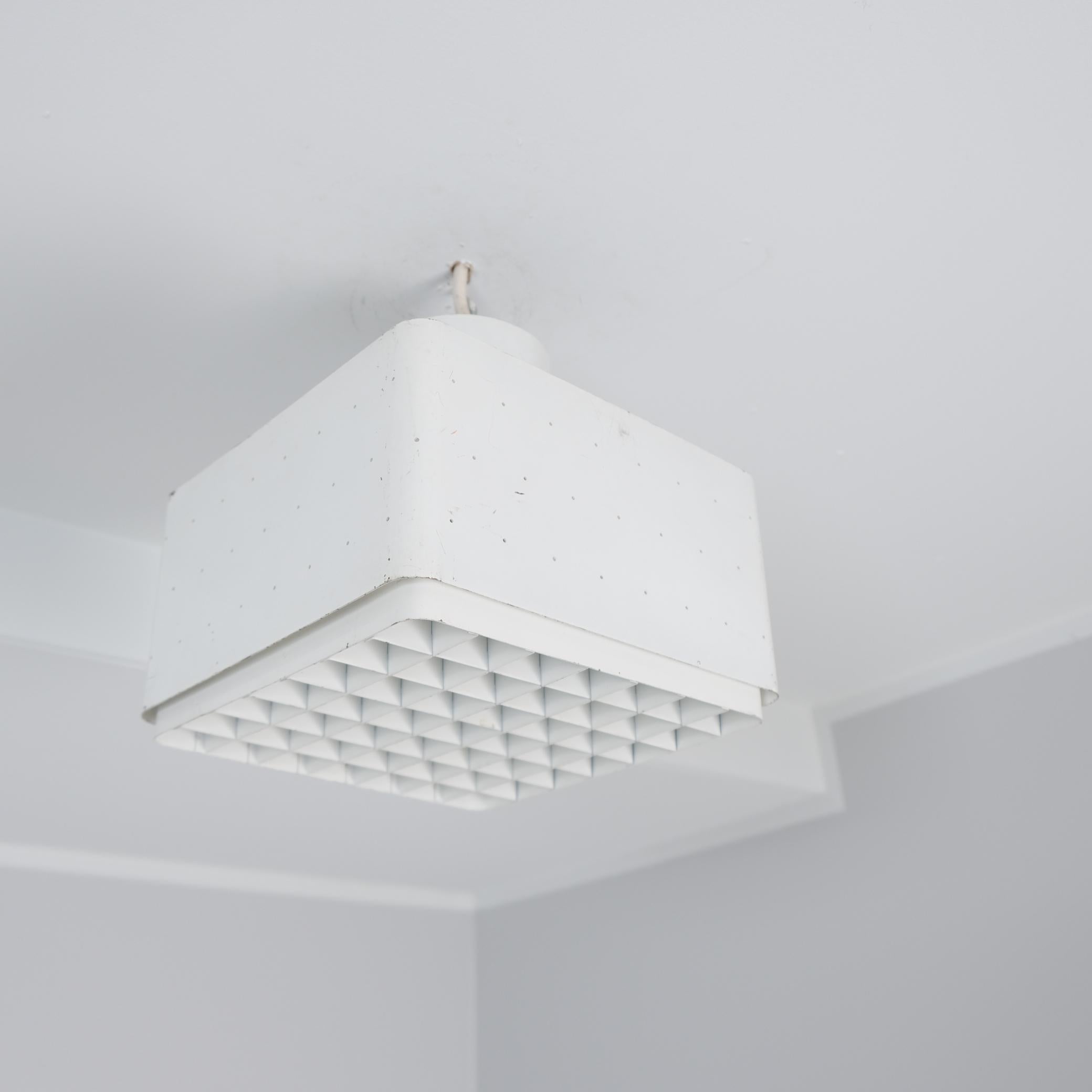 Lampada da soffitto modello A E 39 prodotta da Itsu in Finlandia a metà del XX secolo. Mostrando la propria versione dell'iconico disegno del 