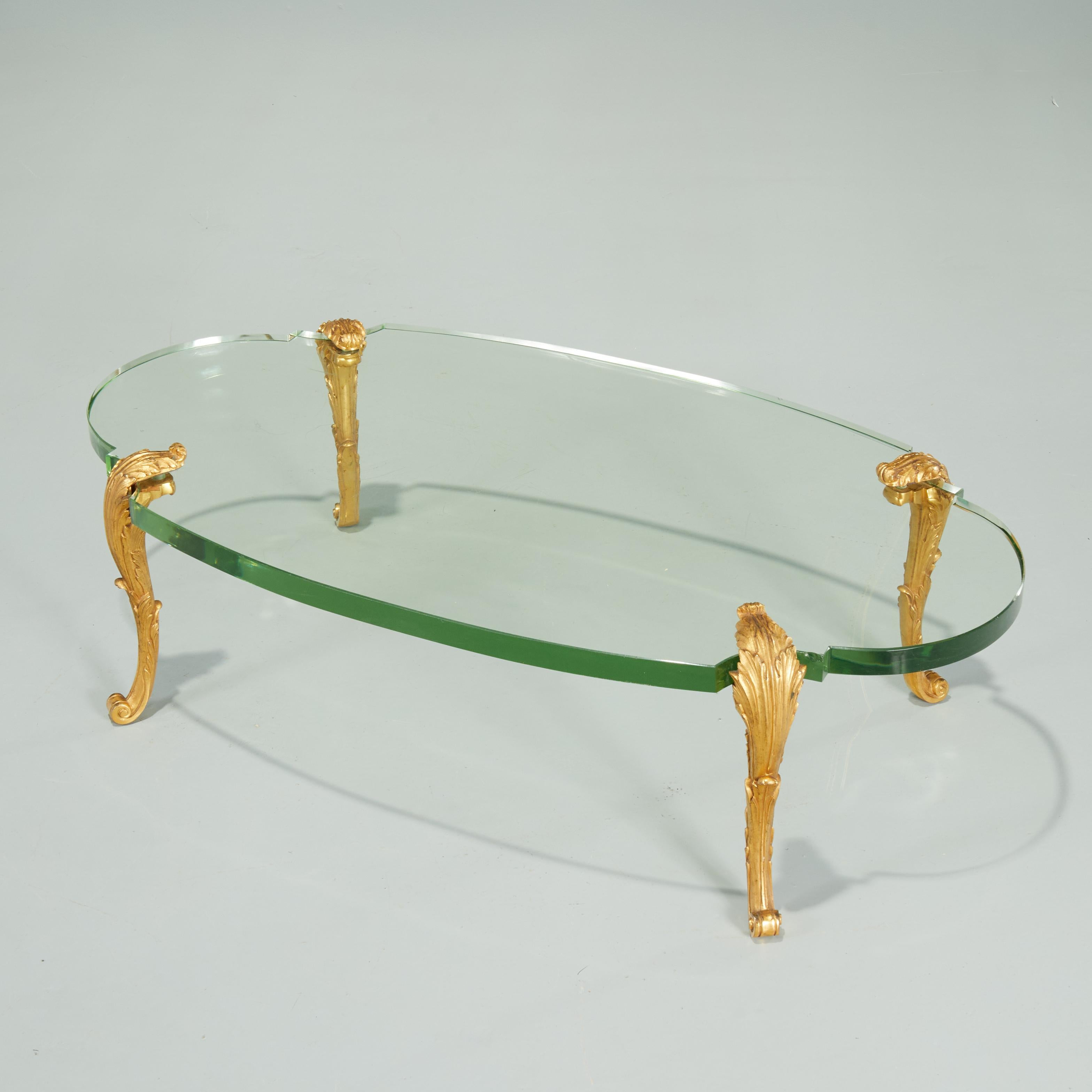 Design Jansen exceptionnellement rare. Une version moderne et chic d'une table basse de style Louis XV, avec un plateau en verre vert de 1,5