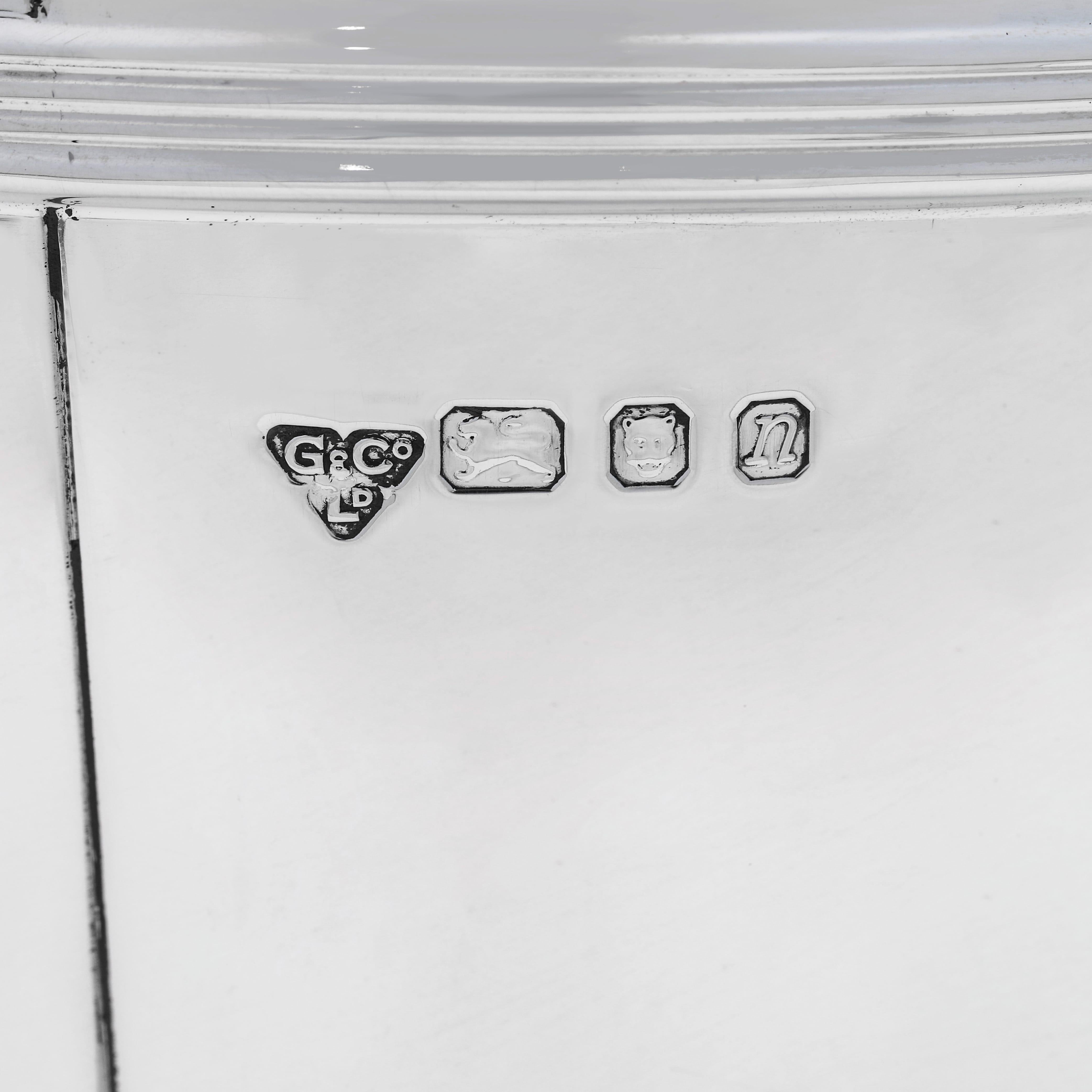 Milieu du XXe siècle Rare plat à caviar en argent sterling fabriqué par Garrard & Co. en 1968 en vente