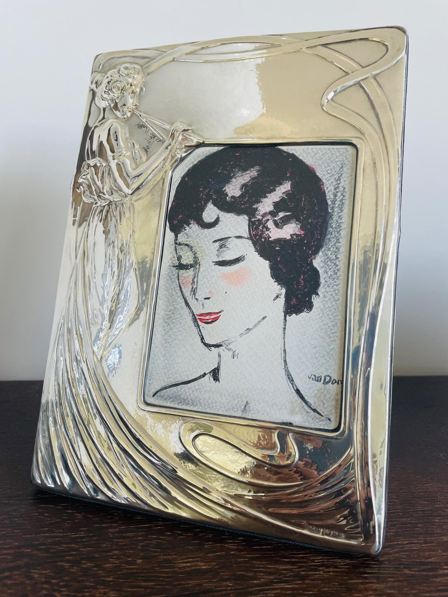 What an eyecatcher. This rare vintage French Art Nouveau photoframe is a must have for every collector of Art Nouveau / Jugendstil items. Made from English sterling silver and in absolute stunning condition. It's made of silver leaf with decorations