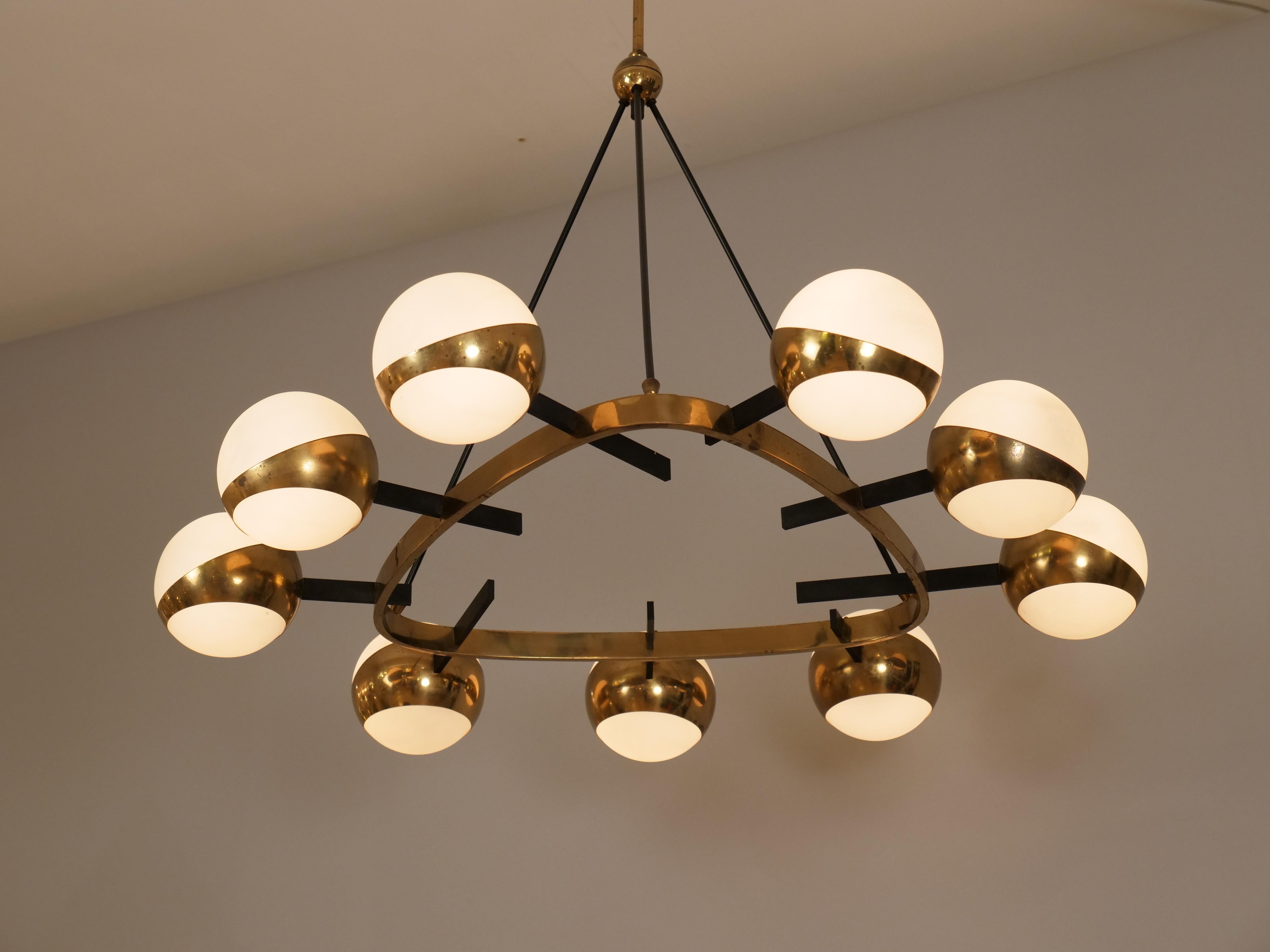 Seltener italienischer Kronleuchter aus den 1950er Jahren von Stilnovo

Neun opalfarbene Schirme, die in einer dreieckigen Messingform aufgehängt sind