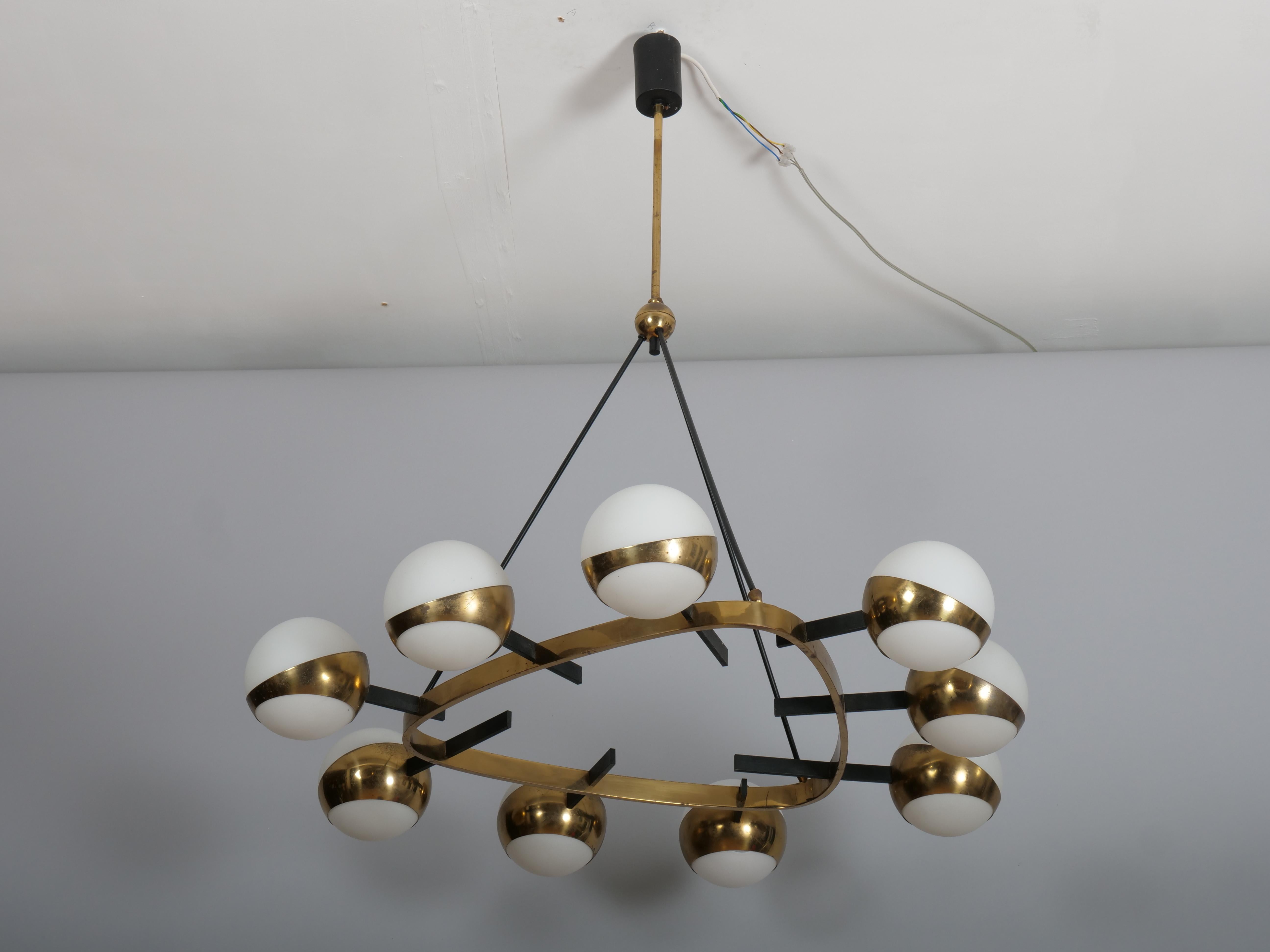 Seltene Stilnovo Kronleuchter Messing und neun Opalschirme. Italien um 1950 (Moderne der Mitte des Jahrhunderts) im Angebot