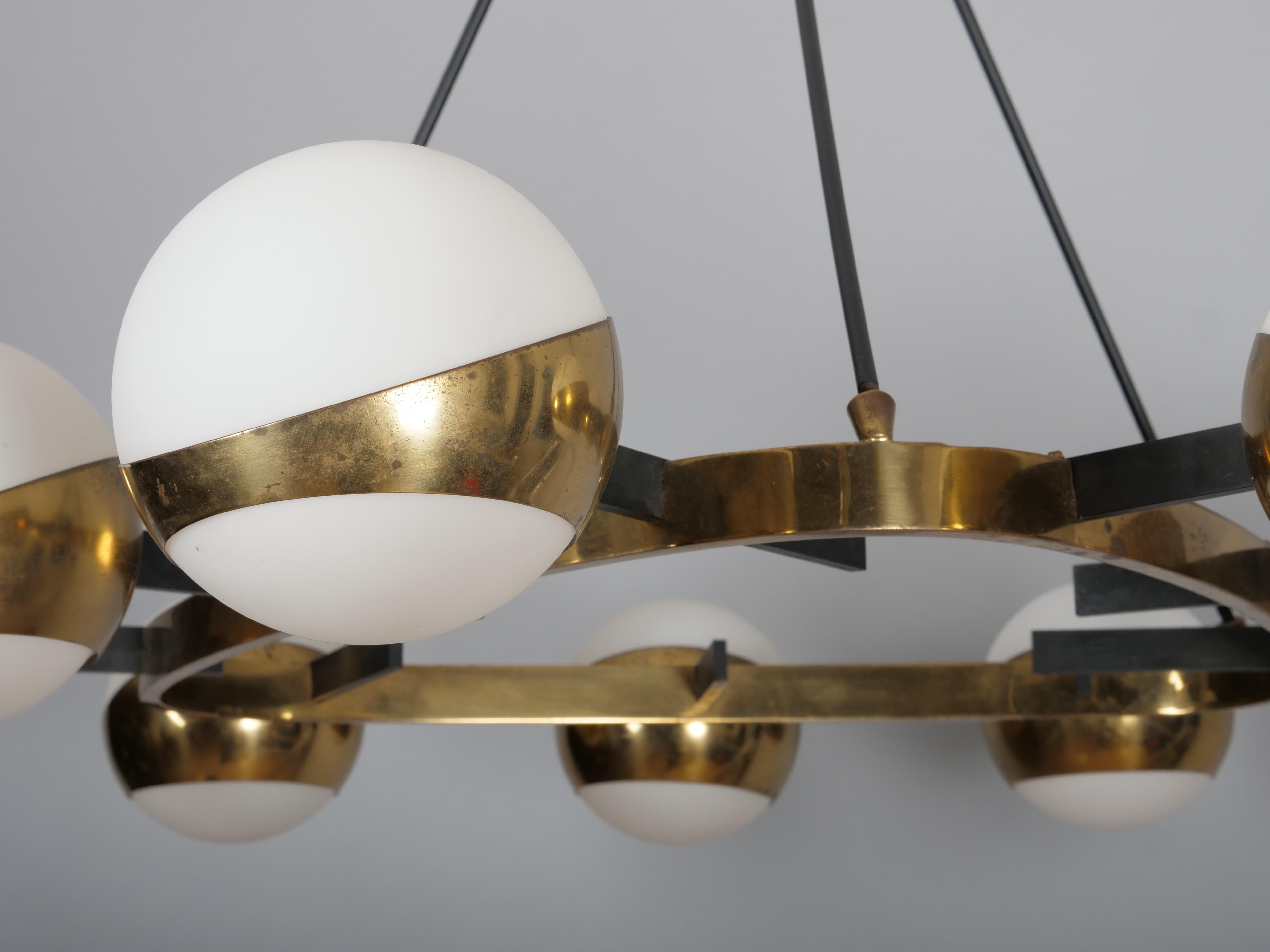Seltene Stilnovo Kronleuchter Messing und neun Opalschirme. Italien um 1950 im Zustand „Gut“ im Angebot in London, GB