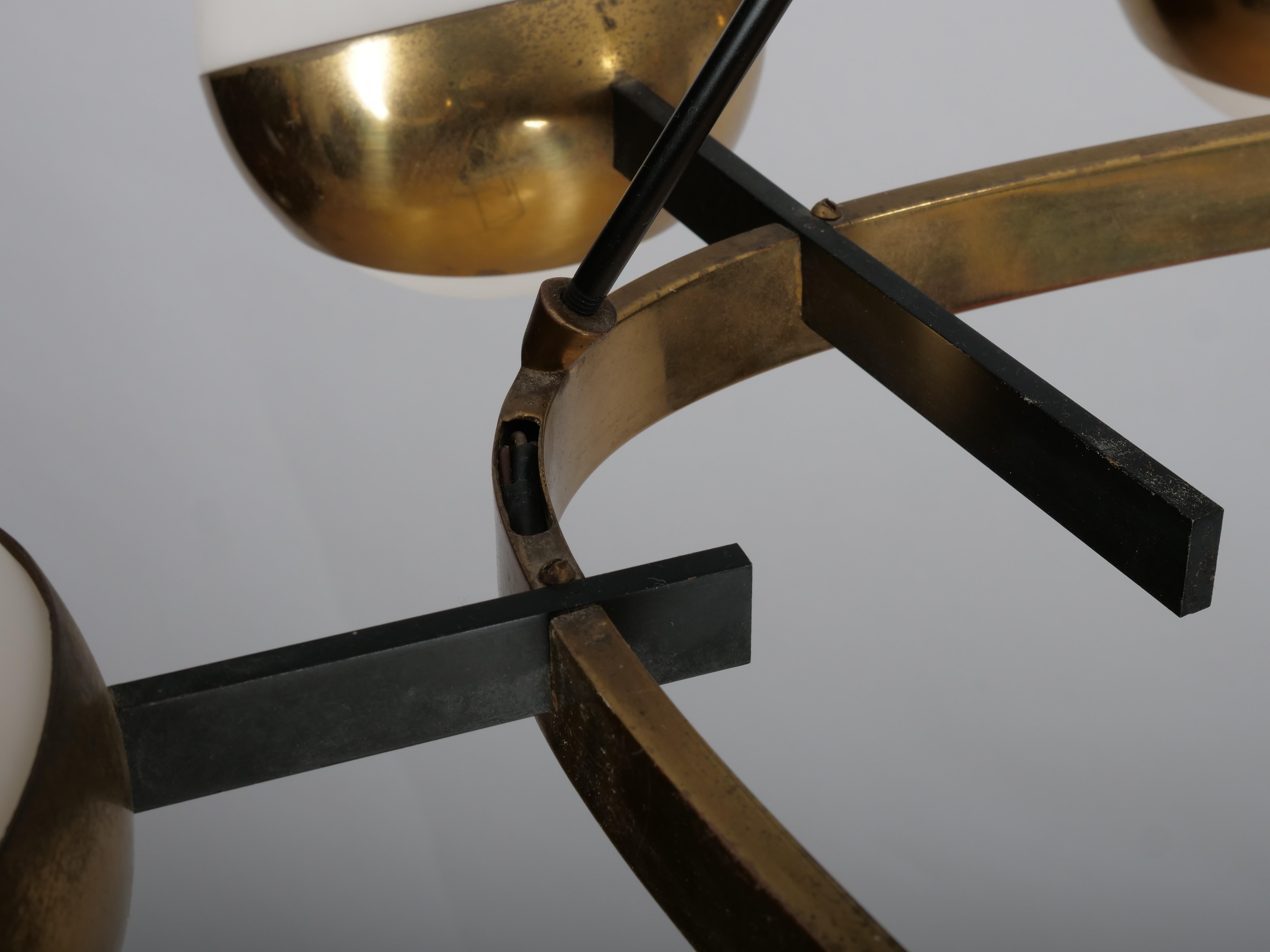 Seltene Stilnovo Kronleuchter Messing und neun Opalschirme. Italien um 1950 (Mitte des 20. Jahrhunderts) im Angebot