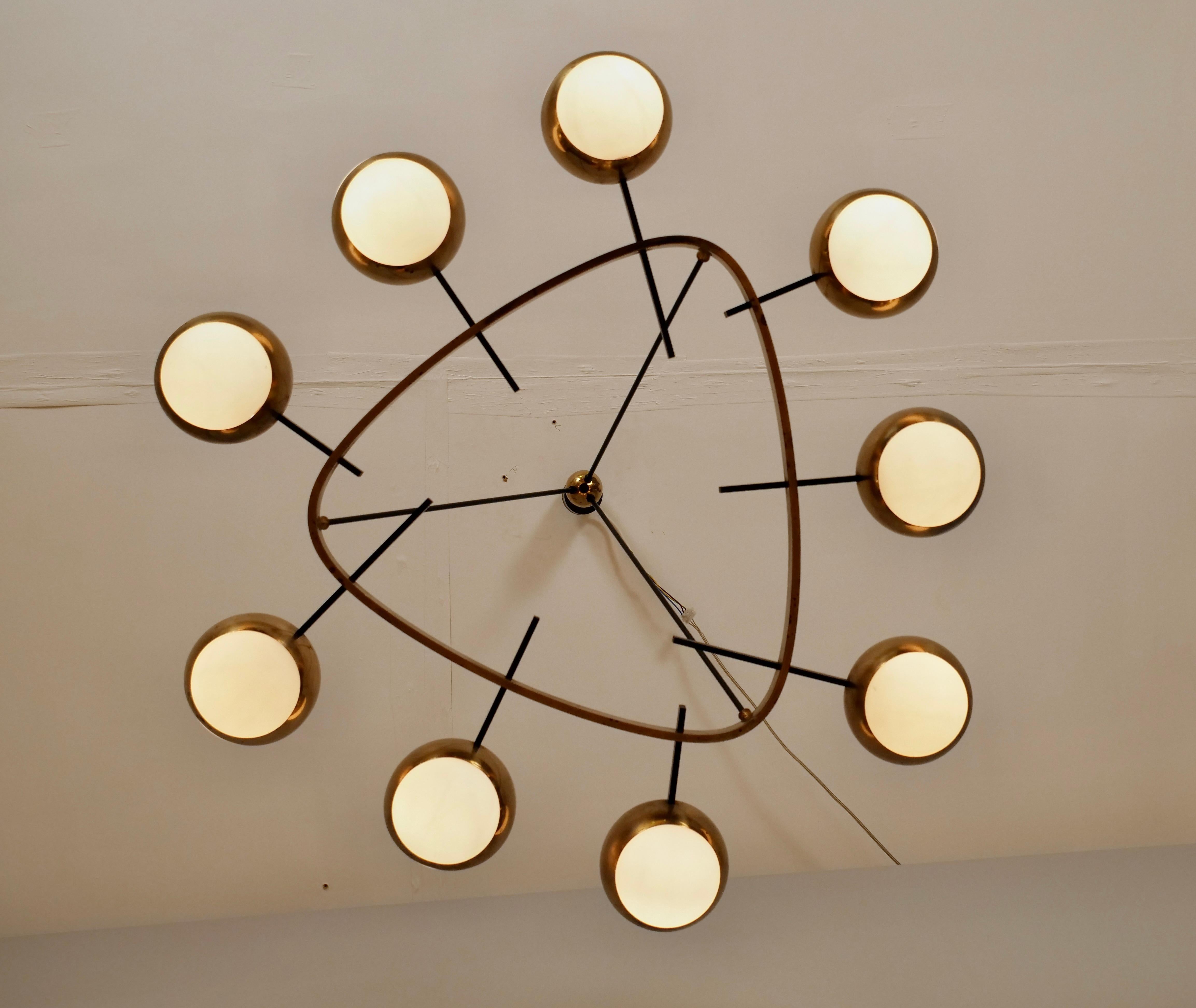 Seltene Stilnovo Kronleuchter Messing und neun Opalschirme. Italien um 1950 im Angebot 1