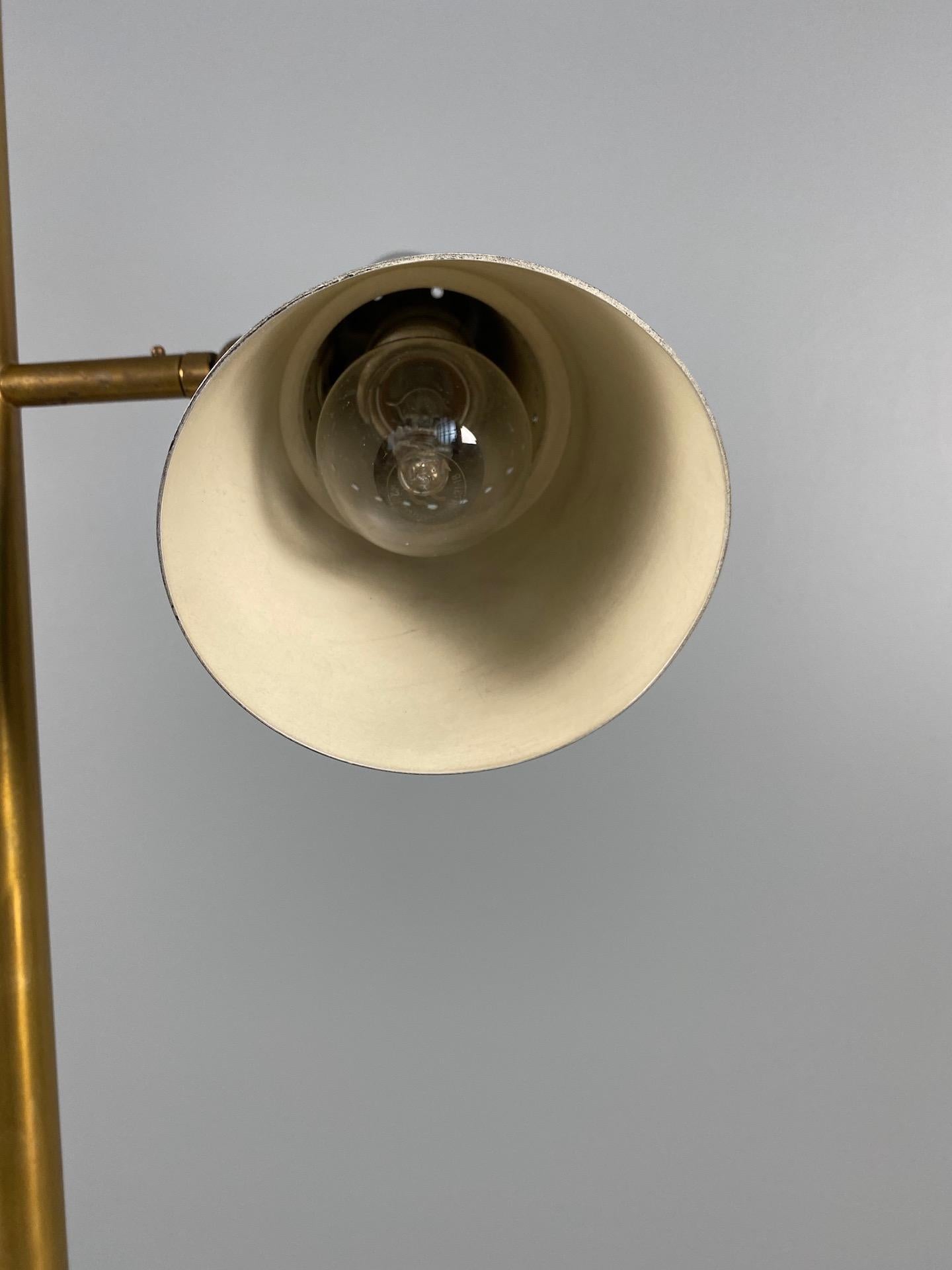 Rare lampadaire Stilnovo à quatre bras en laiton:: Italie:: années 1950 en vente 4