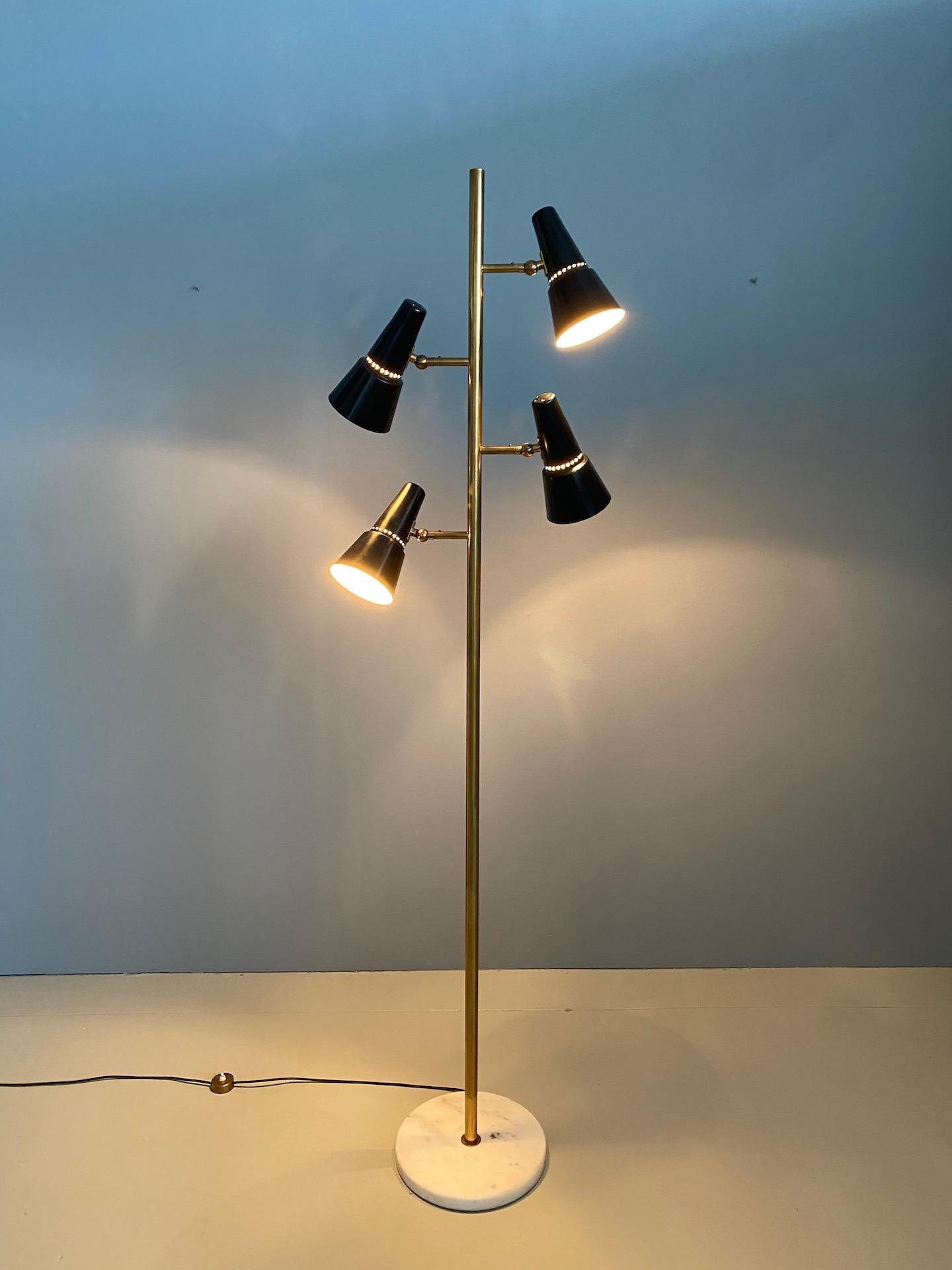 Mid-Century Modern Rare lampadaire Stilnovo à quatre bras en laiton:: Italie:: années 1950 en vente