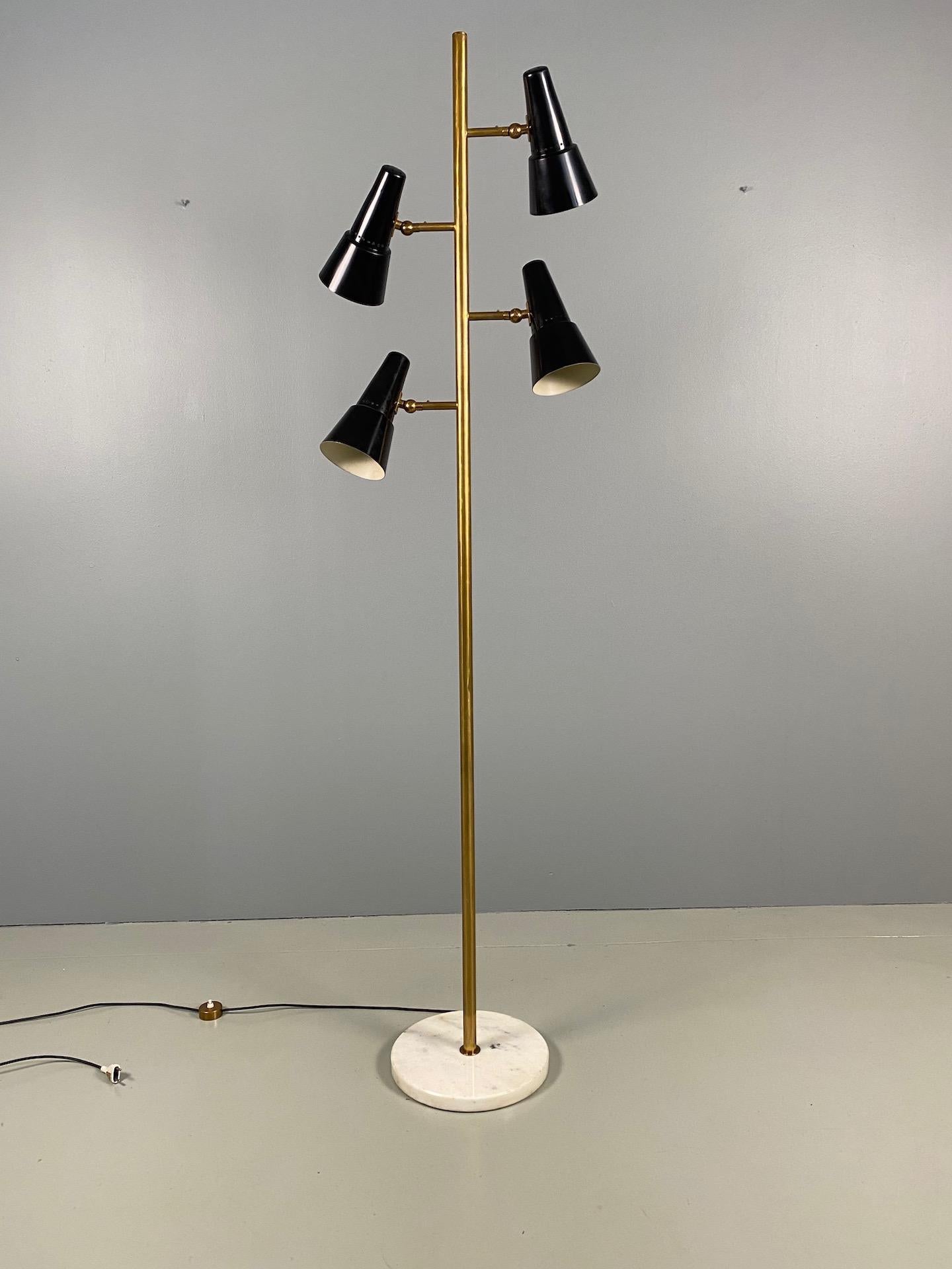 Laiton Rare lampadaire Stilnovo à quatre bras en laiton:: Italie:: années 1950 en vente