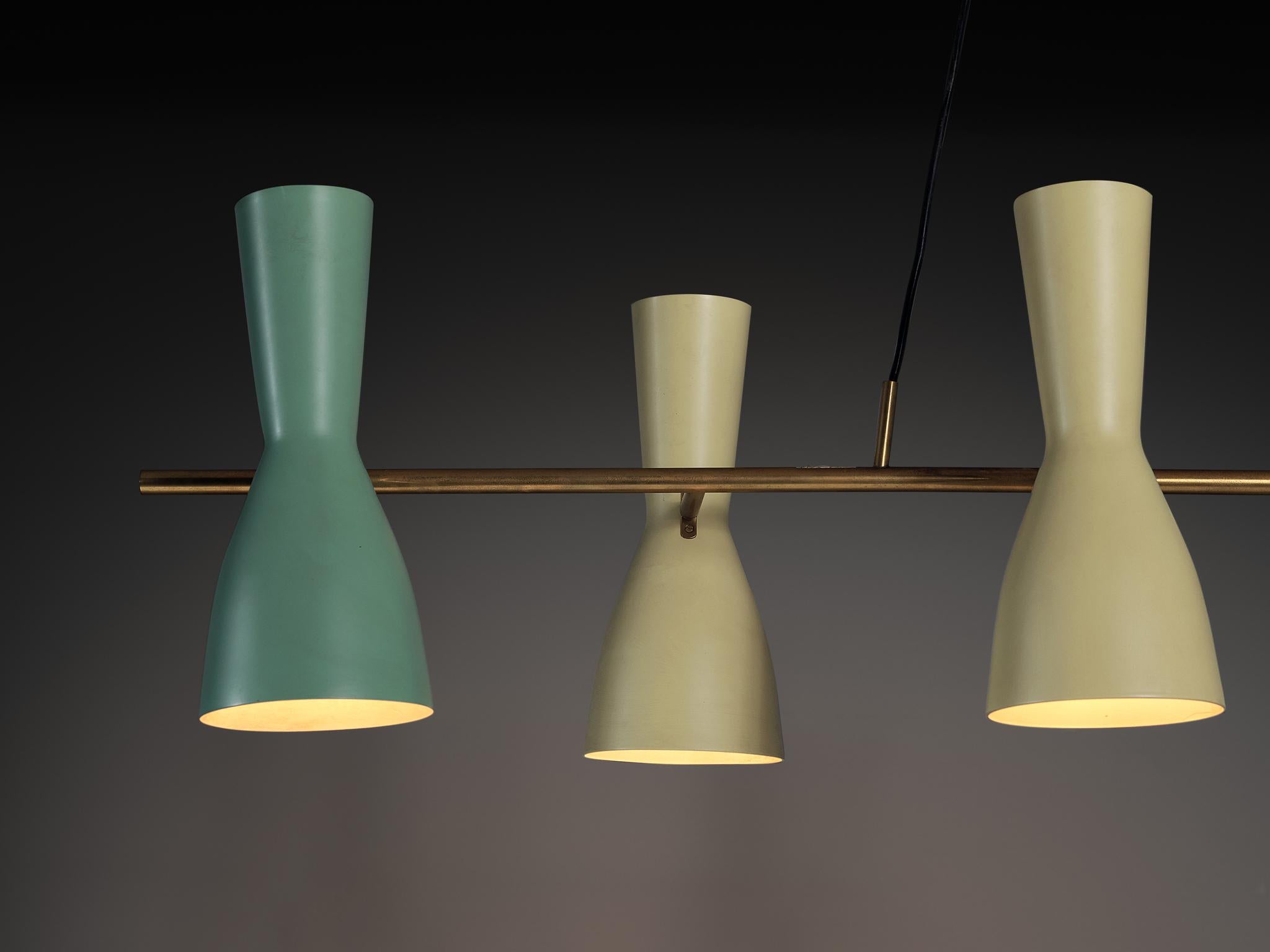 Rara lámpara de araña grande Stilnovo de latón con pantallas verde menta y amarillo pastel mediados del siglo XX en venta