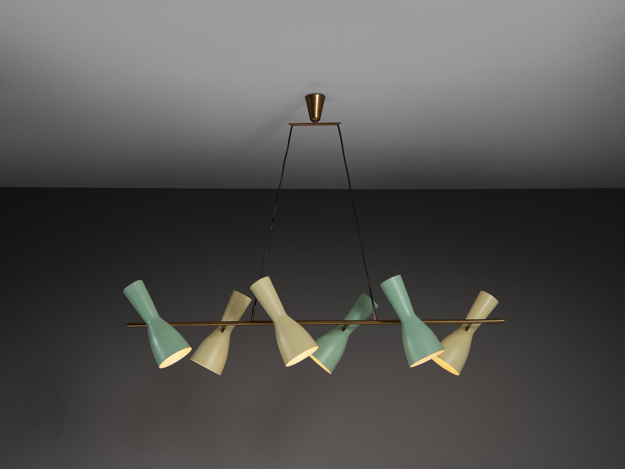 Stilnovo, lámpara de araña, latón, aluminio revestido, Italia, años 50 

Esta refinada lámpara de araña de Stilnovo ejemplifica a la perfección el diseño italiano de mediados de siglo de la década de 1950. Todas las pantallas están fabricadas con el