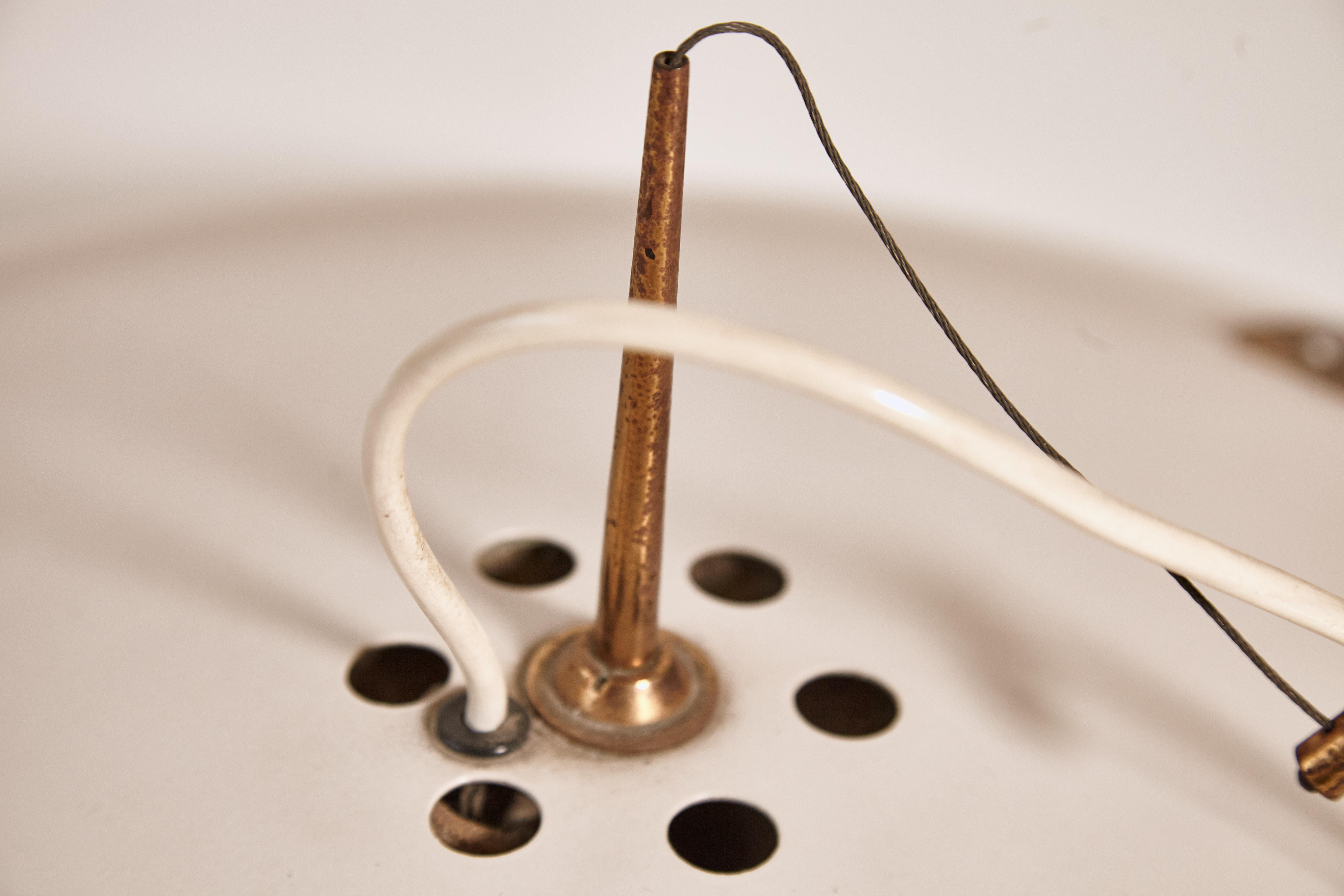 Rare plafonnier / lustre modèle 1140, fabriqué par Stilnovo, Milan, Italie, années 1960. Verre gravé à l'acide, aluminium peint et laiton. Bon état d'origine avec des signes d'âge et de patine sur les parties en laiton, notamment sur la rosace de
