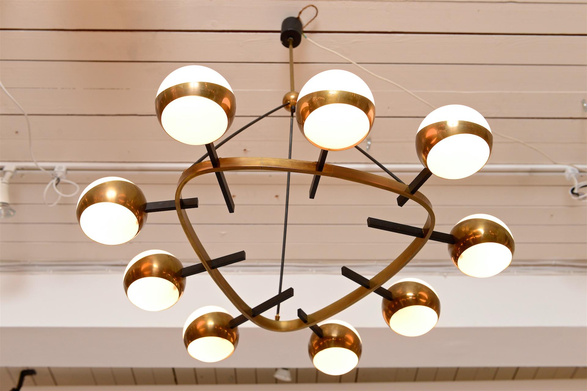 Rare Stilnovo ceiling light in brass with nine opaline shades

Re wired for Europe and USA.