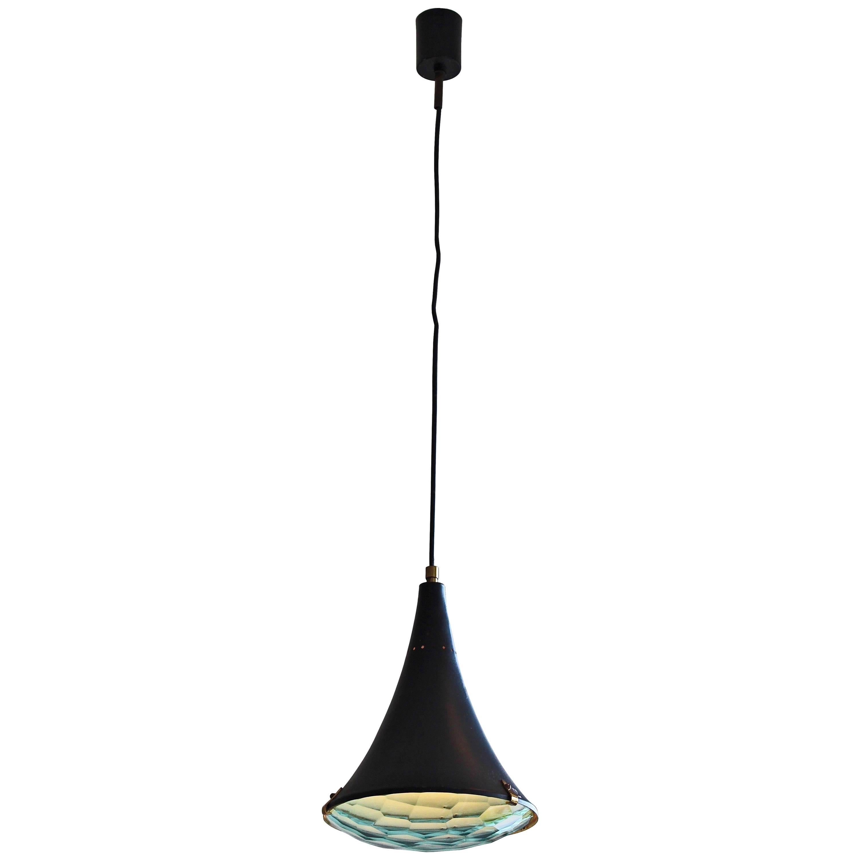 Elegant and minimal Stilnovo pendant with faceted glass, black lacquer shade with brass details

Similar in design to Max Ingrand for Fontana Arte pendant.

Drop from ceiling to suit.
