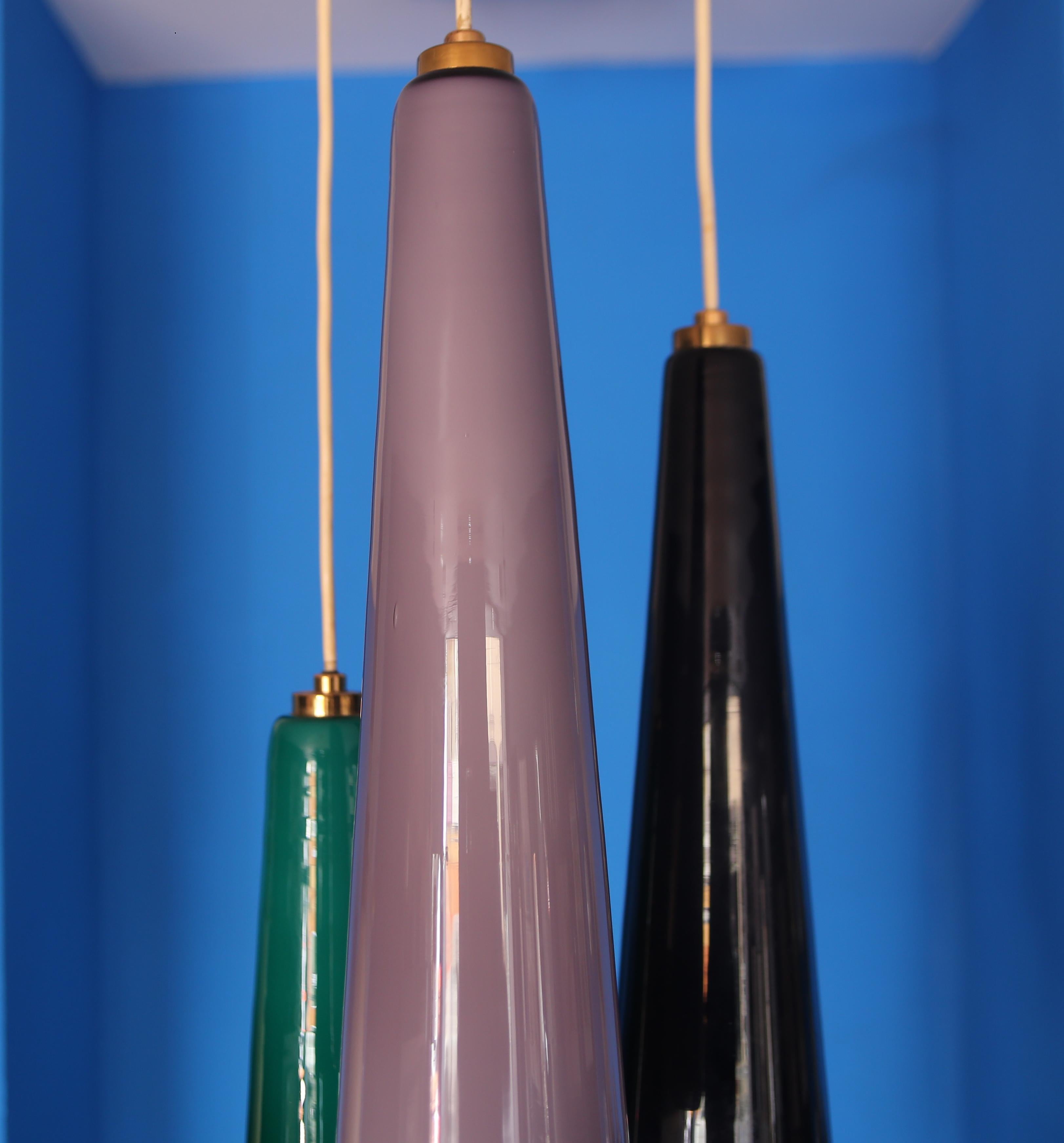 Autre Rare lampe suspendue Stilnovo en laiton, diffuseurs en  Verre de couleur murano 1950 en vente
