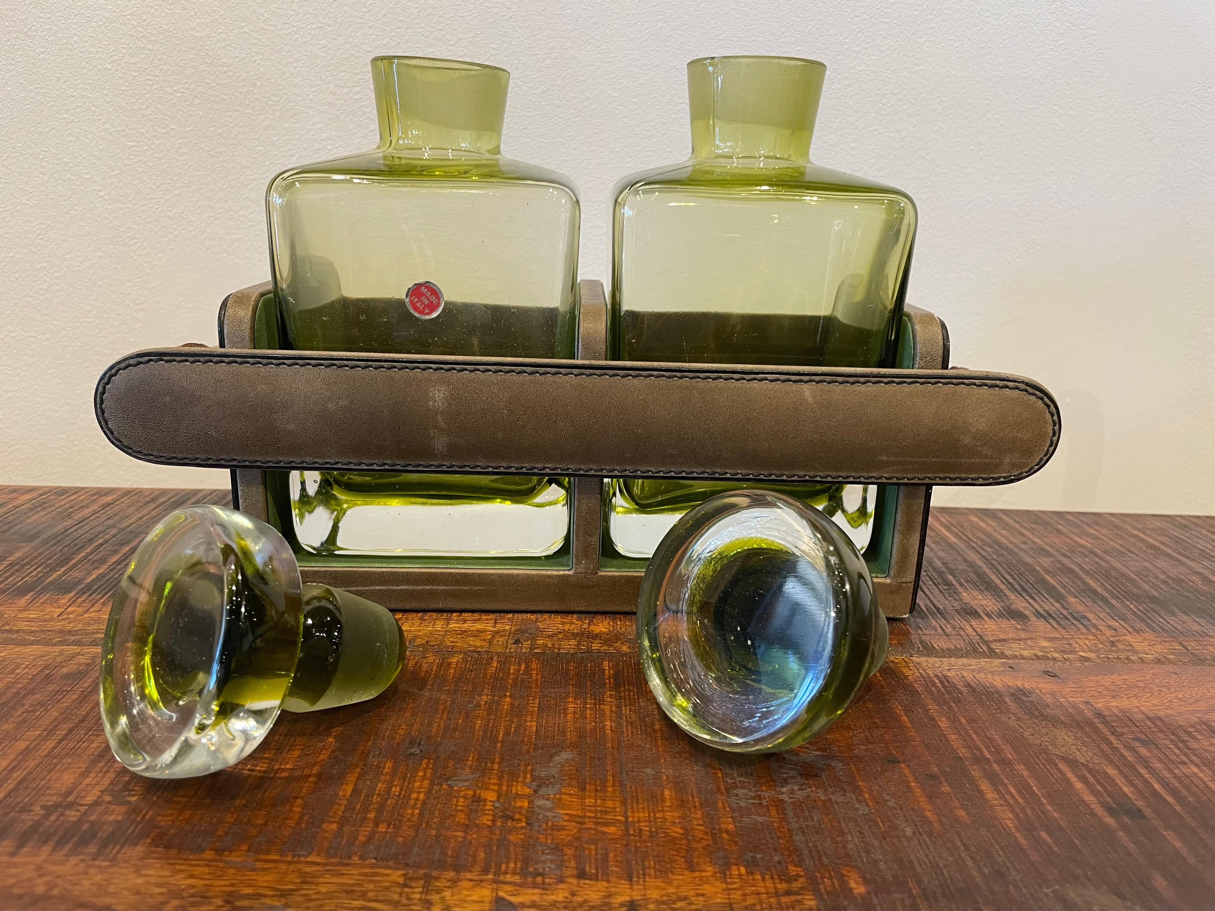 Seltenes Set aus genähtem Lederhalter und italienischem Glas-Dekanter im Angebot 1