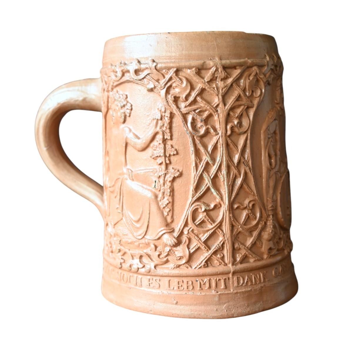 Rare cruche à bière en grès entièrement fabriquée à la main, attribuée à Raeren, centre historique de la poterie dans l'actuelle Belgique. Datant d'environ 1680 à 1720, cette cruche est un exemple frappant de vaisselle de guilde ou de taverne