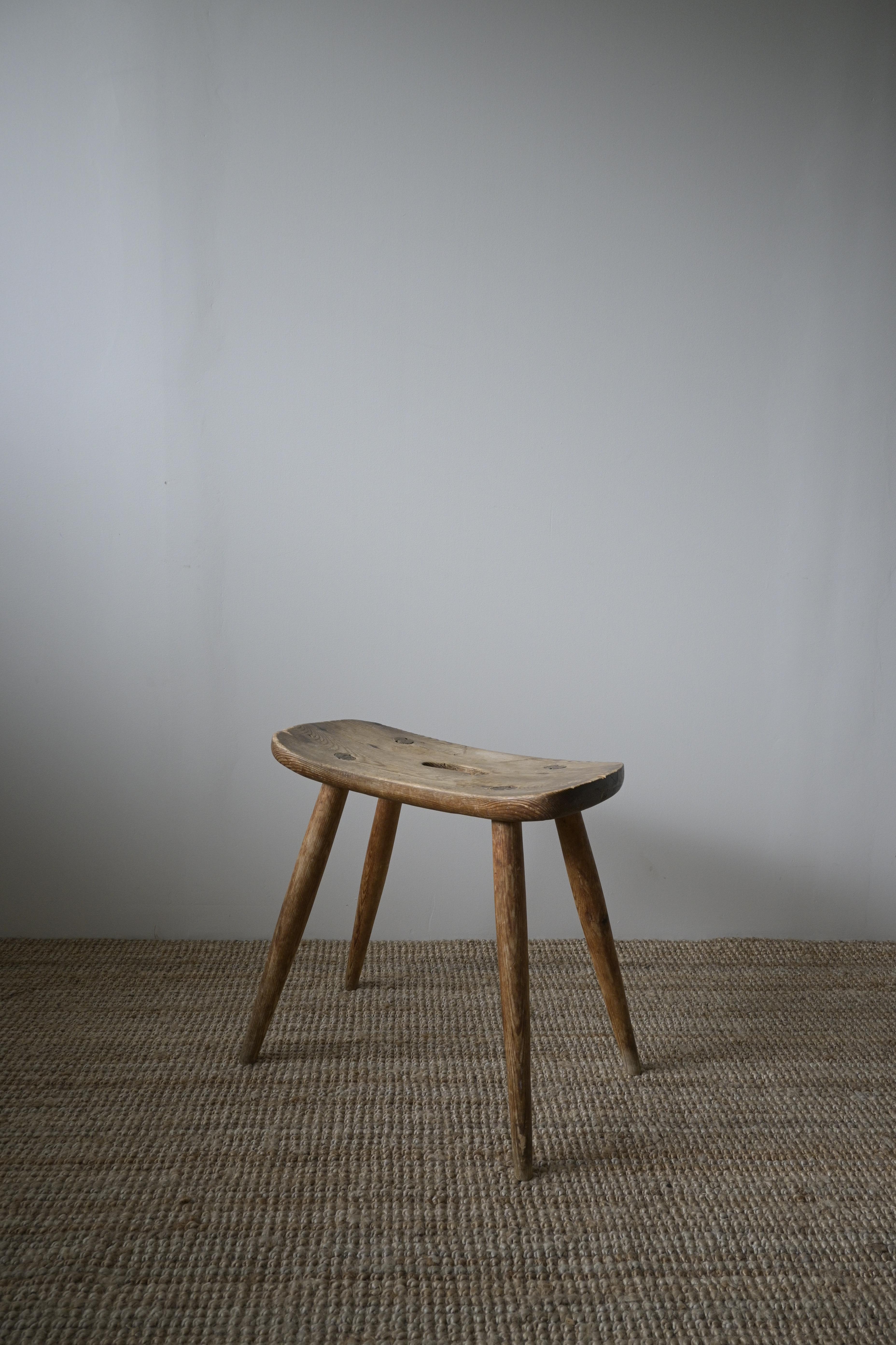 Tabouret rare de Torsten Claeson, Suède, vers 1940

Belle patine, conforme à l'âge et à l'usure.

Fabriqué en bois de pin.

Taille : 44-47 cm/17.3-18.5 inch
Profondeur : 25 cm
Largeur : 46 cm