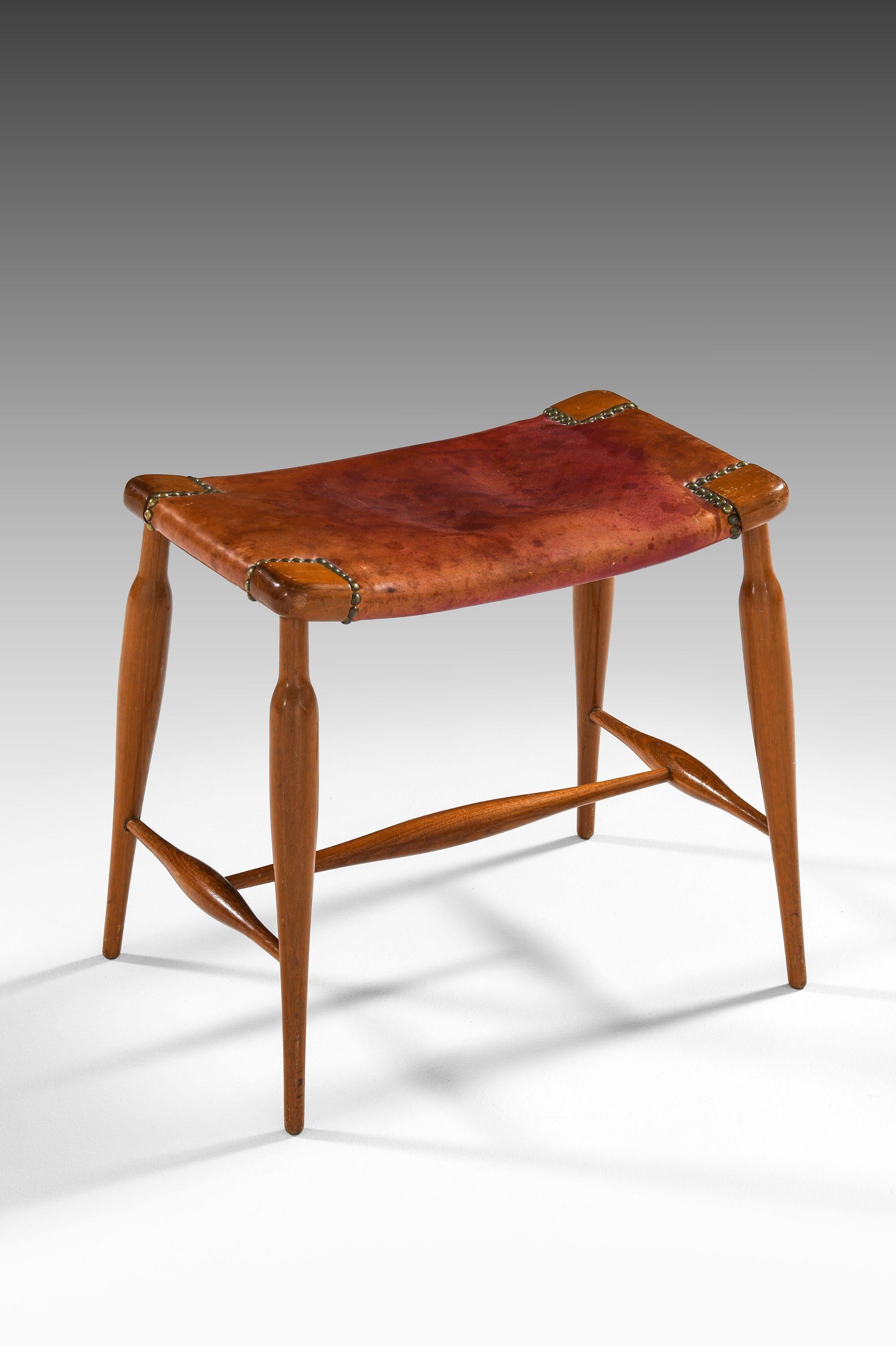 Scandinavo moderno Raro sgabello in mogano e pelle originale di Josef Frank, anni '50 in vendita