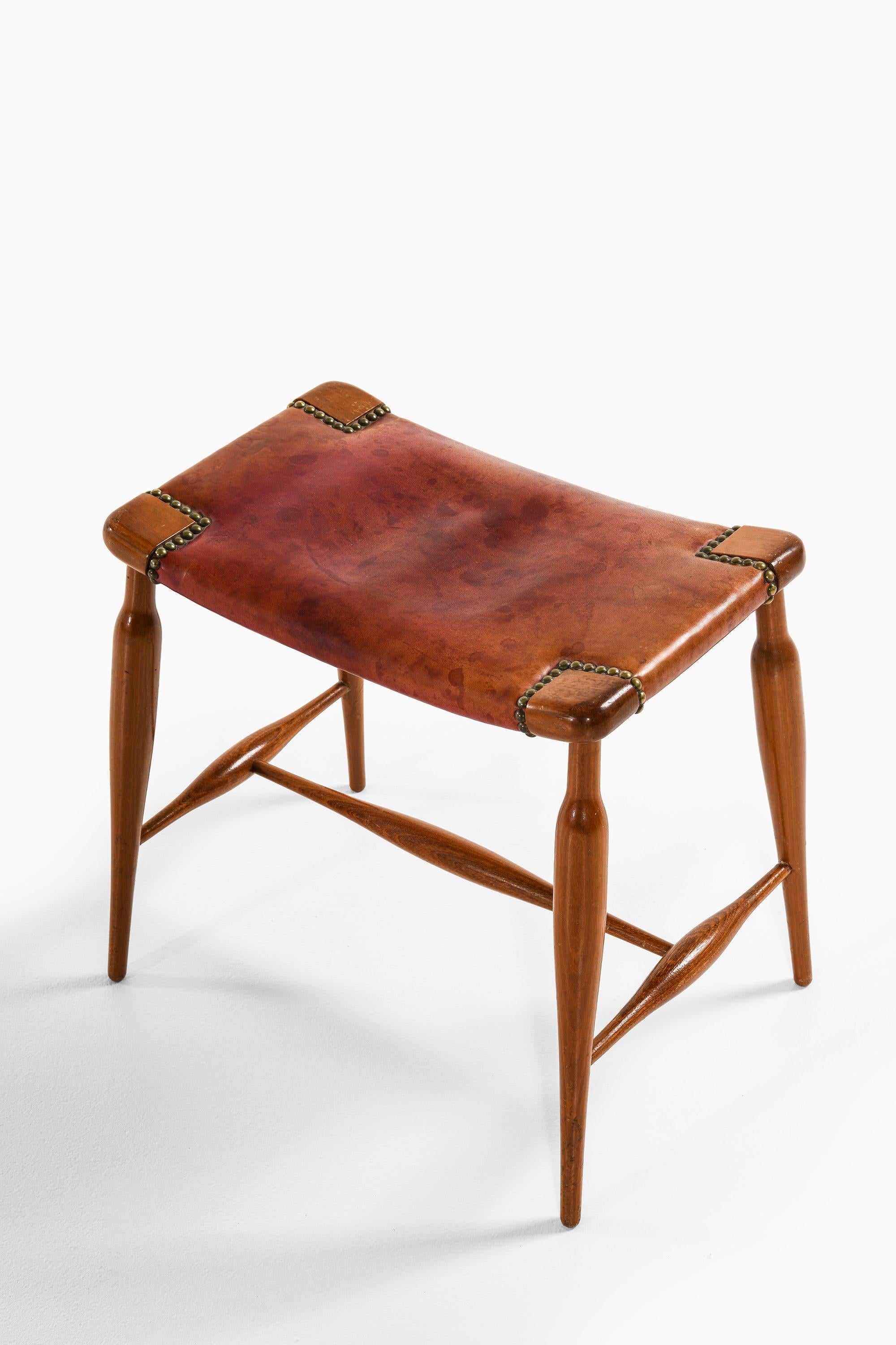 Svedese Raro sgabello in mogano e pelle originale di Josef Frank, anni '50 in vendita