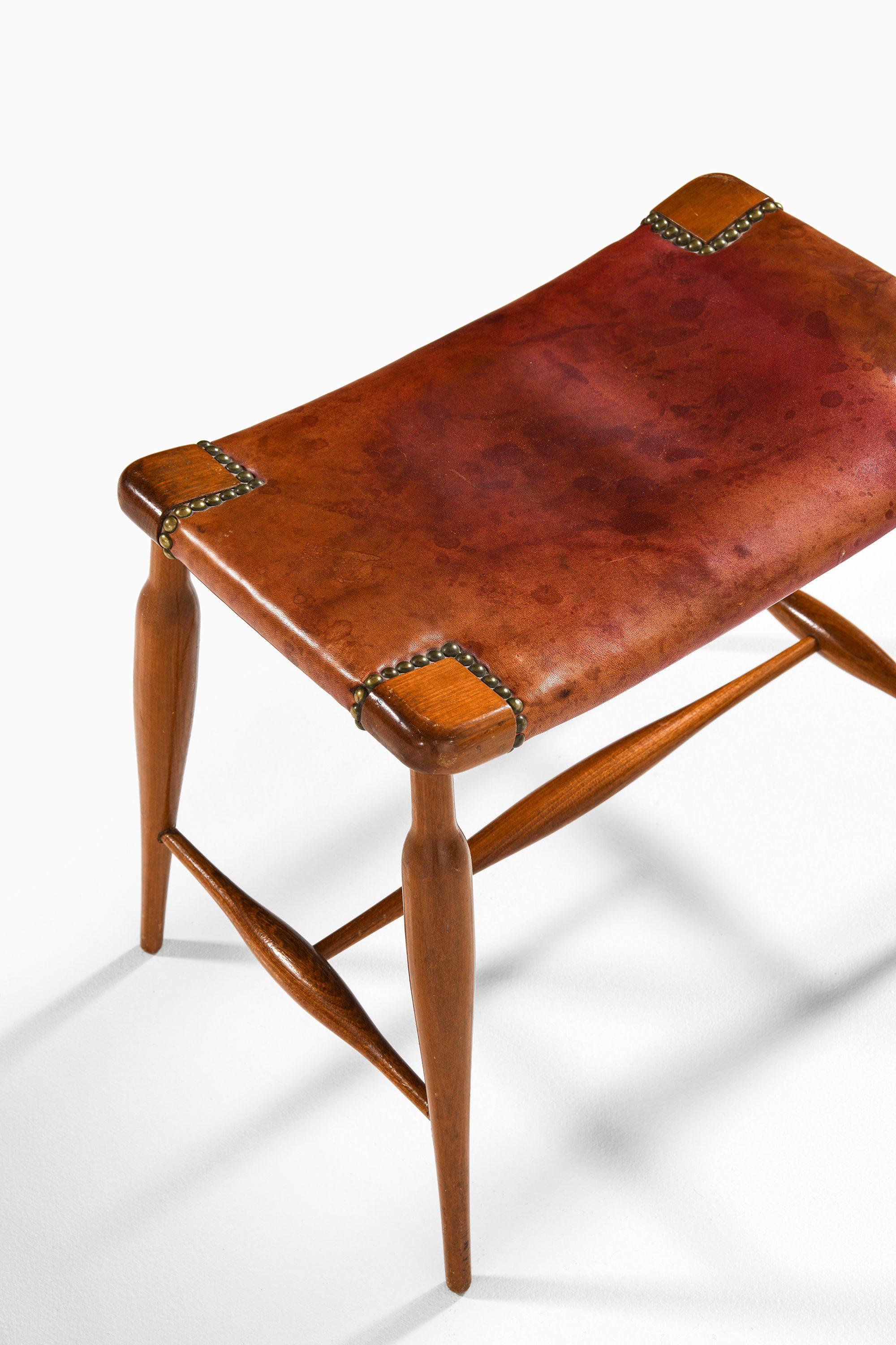 Raro sgabello in mogano e pelle originale di Josef Frank, anni '50 In condizioni buone in vendita a Limhamn, Skåne län