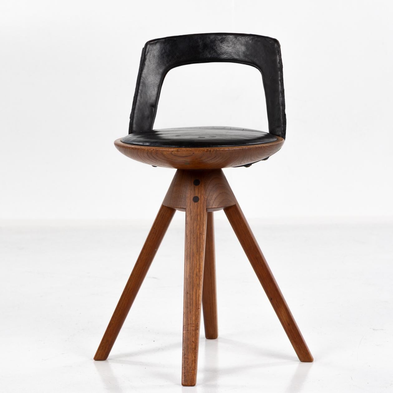 Rare swivel stool in teak and original black leather by Kindt-Larsen In Fair Condition For Sale In Copenhagen, DK