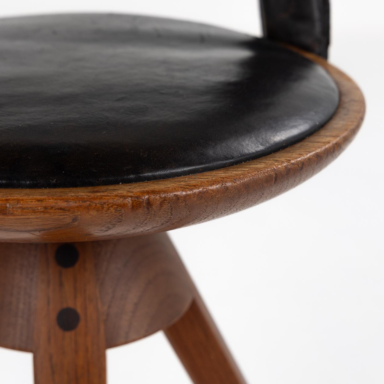 Leather Rare swivel stool in teak and original black leather by Kindt-Larsen For Sale