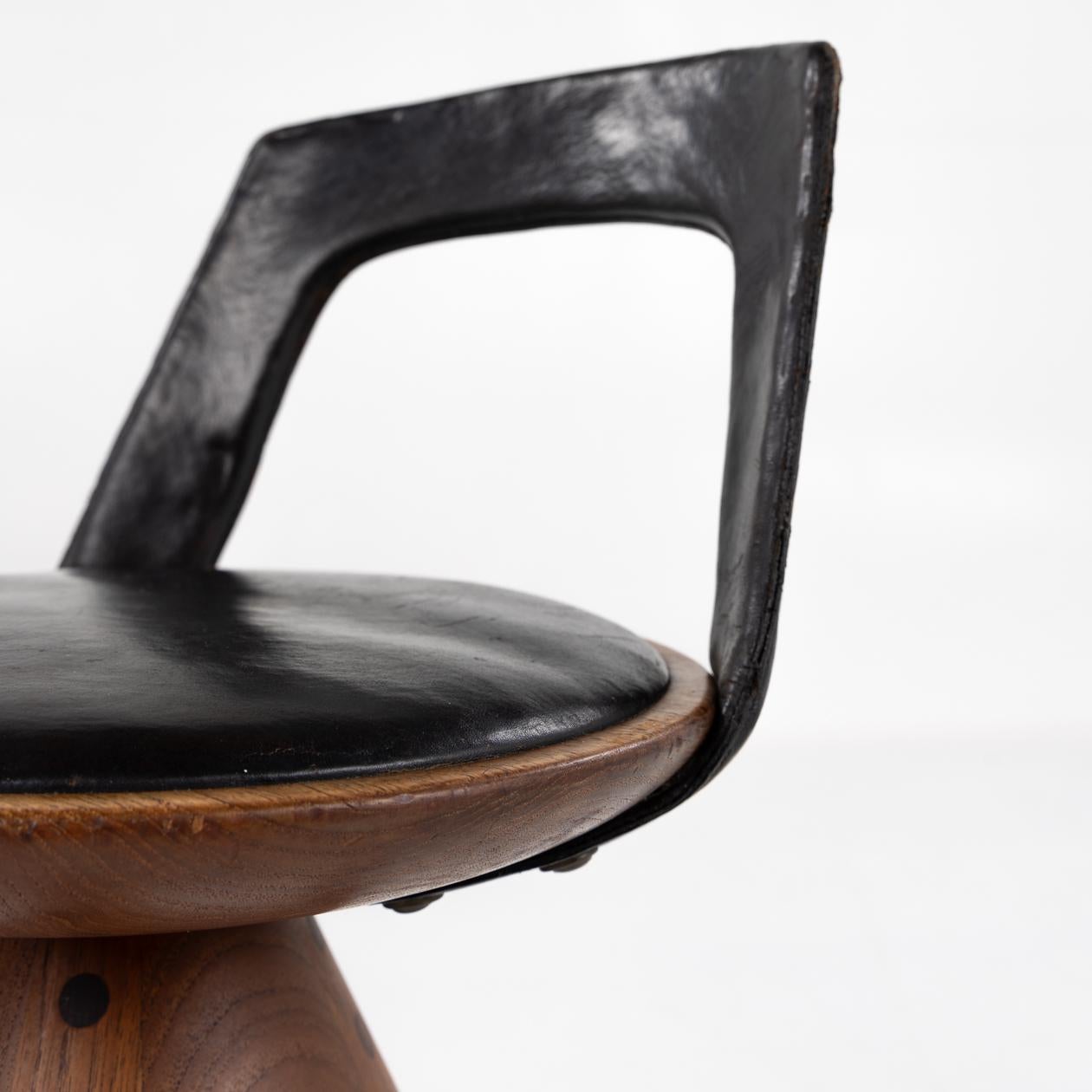 Rare swivel stool in teak and original black leather by Kindt-Larsen For Sale 1