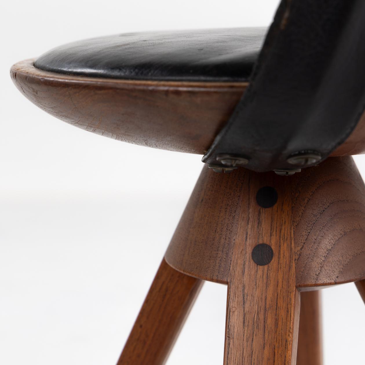 Rare swivel stool in teak and original black leather by Kindt-Larsen For Sale 2