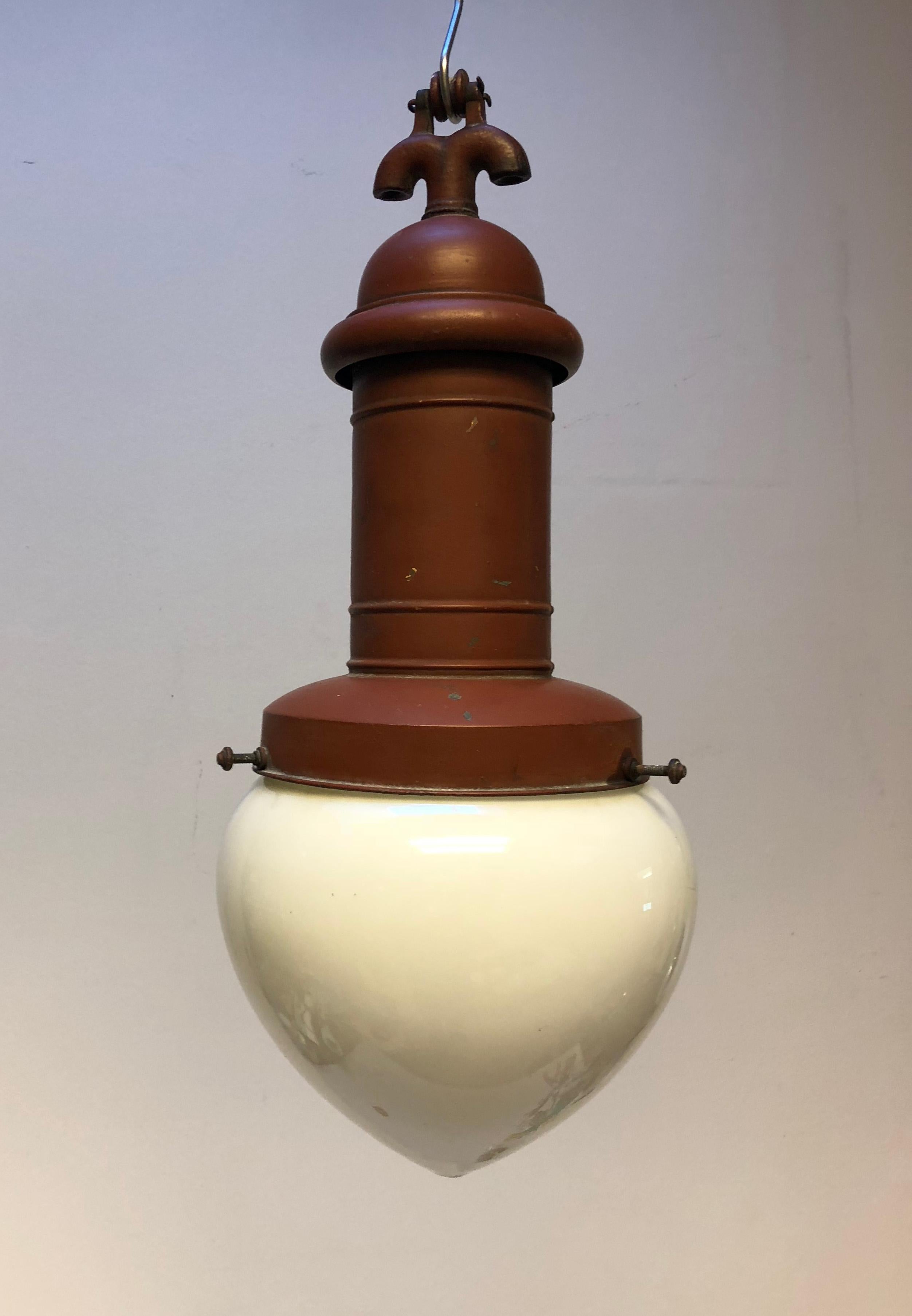 Industriel Rare lampe à suspension de rue ou d'usine en verre opalin des années 1900 en vente