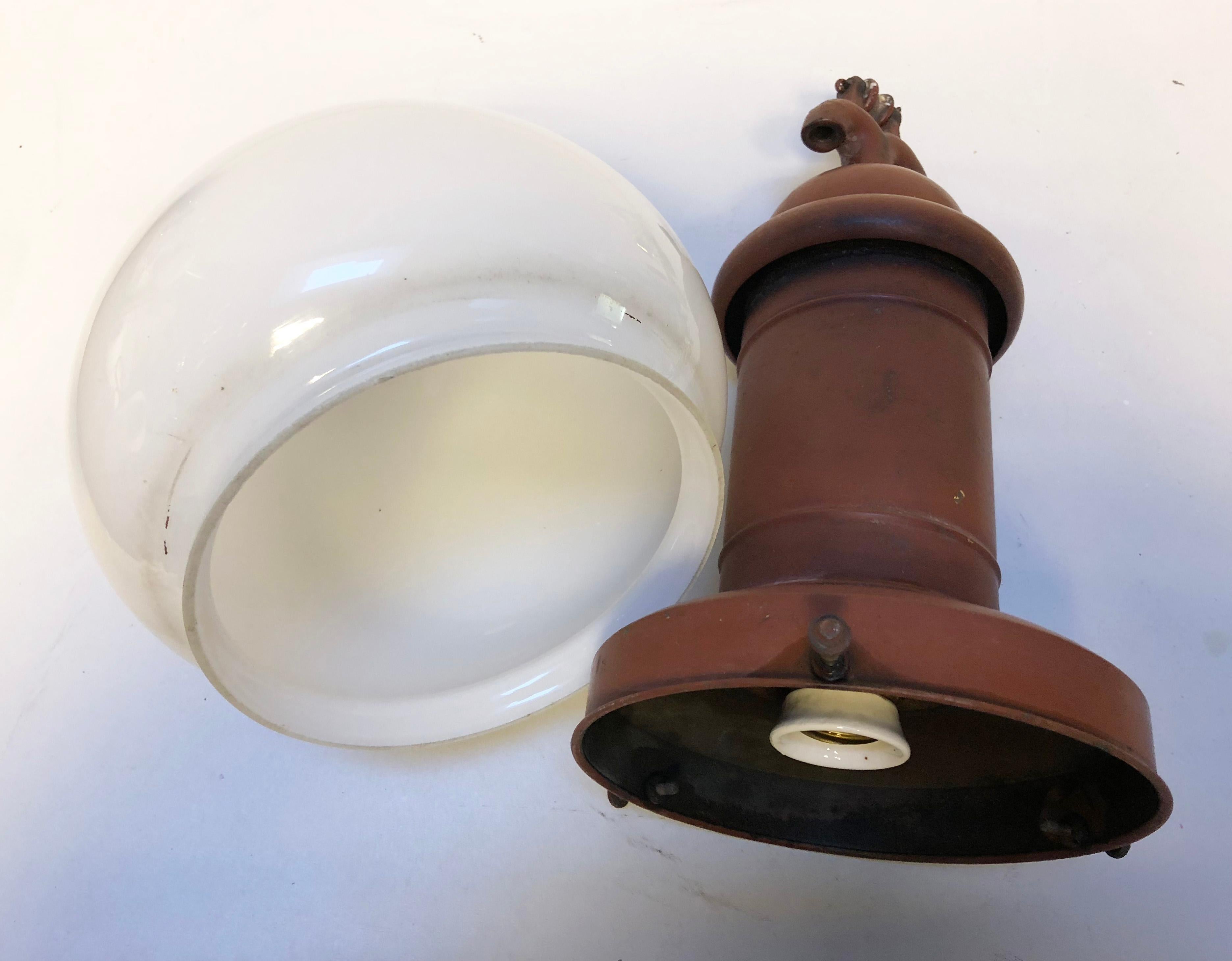 Début du 20ème siècle Rare lampe à suspension de rue ou d'usine en verre opalin des années 1900 en vente